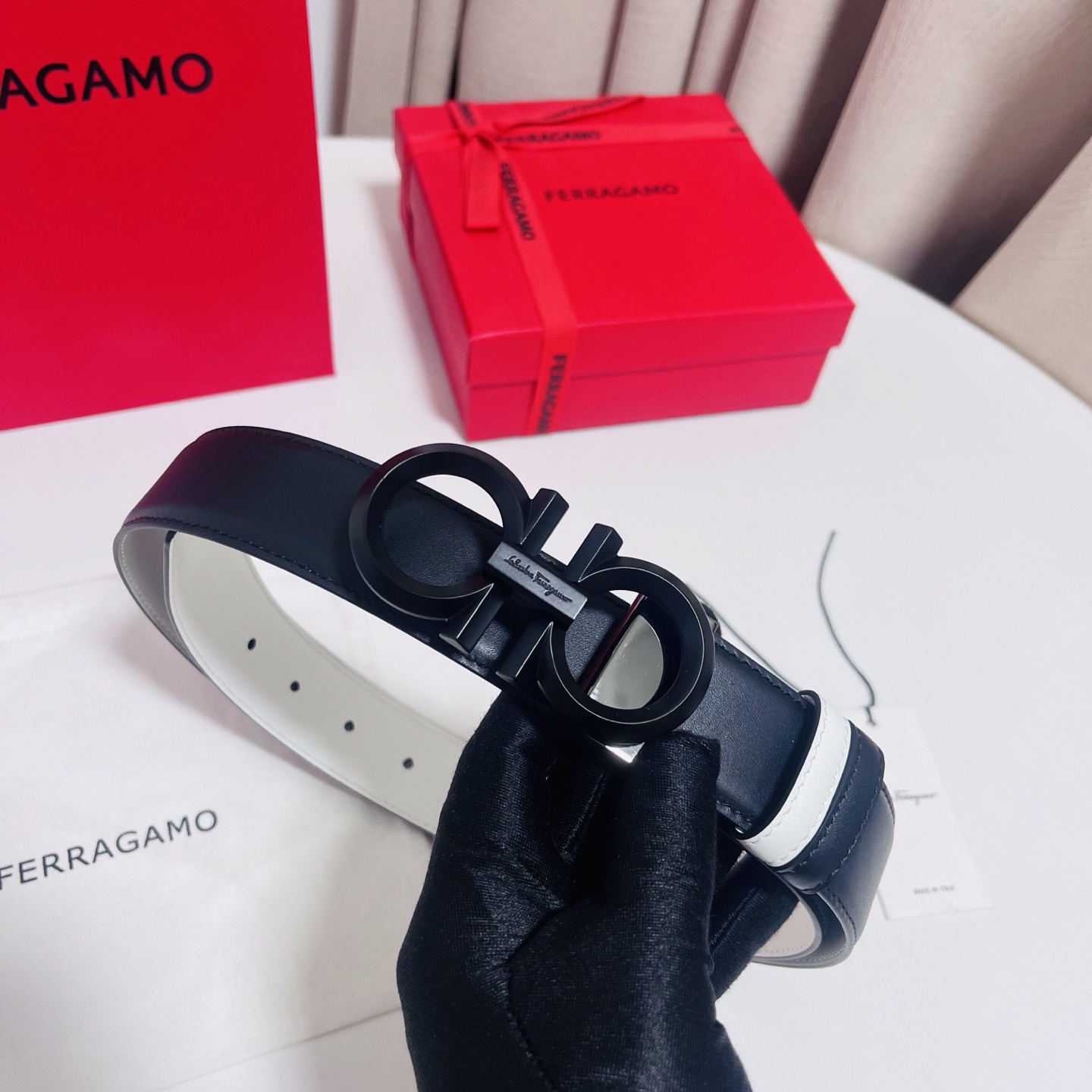 Ferragamo，菲拉格慕 ，宽度3.5cm 可双面使用 自行选择搭配 真材实料 很有质感 时尚经典不失风范  搭配精