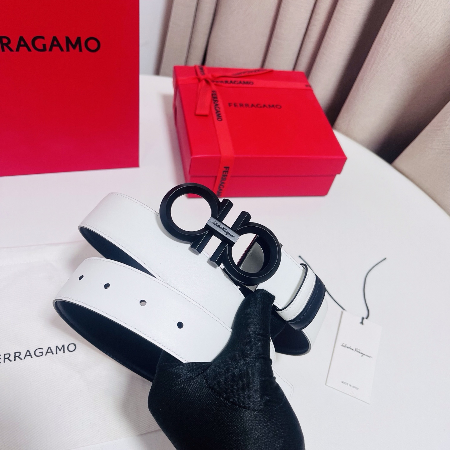 Ferragamo，菲拉格慕 ，宽度3.5cm 可双面使用 自行选择搭配 真材实料 很有质感 时尚经典不失风范  搭配精