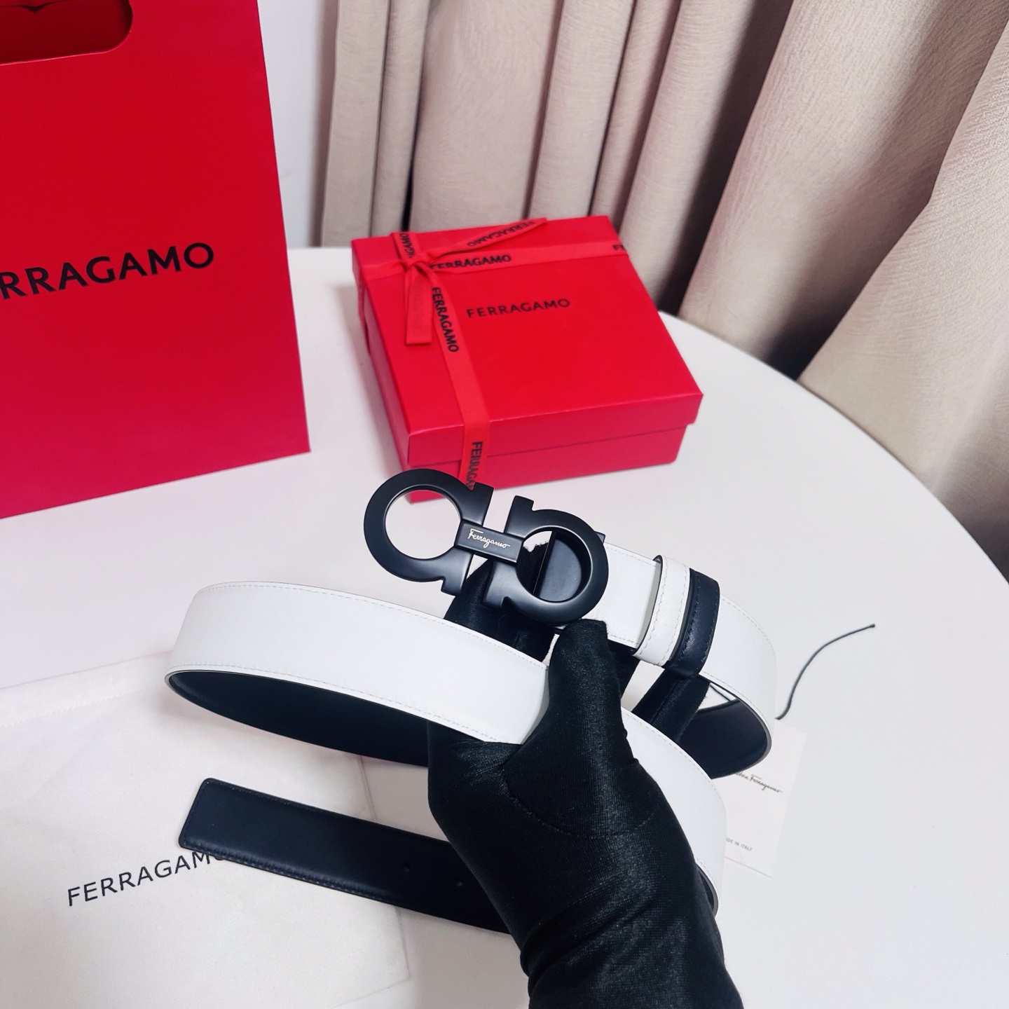 Ferragamo，菲拉格慕 ，宽度3.5cm 可双面使用 自行选择搭配 真材实料 很有质感 时尚经典不失风范  搭配精