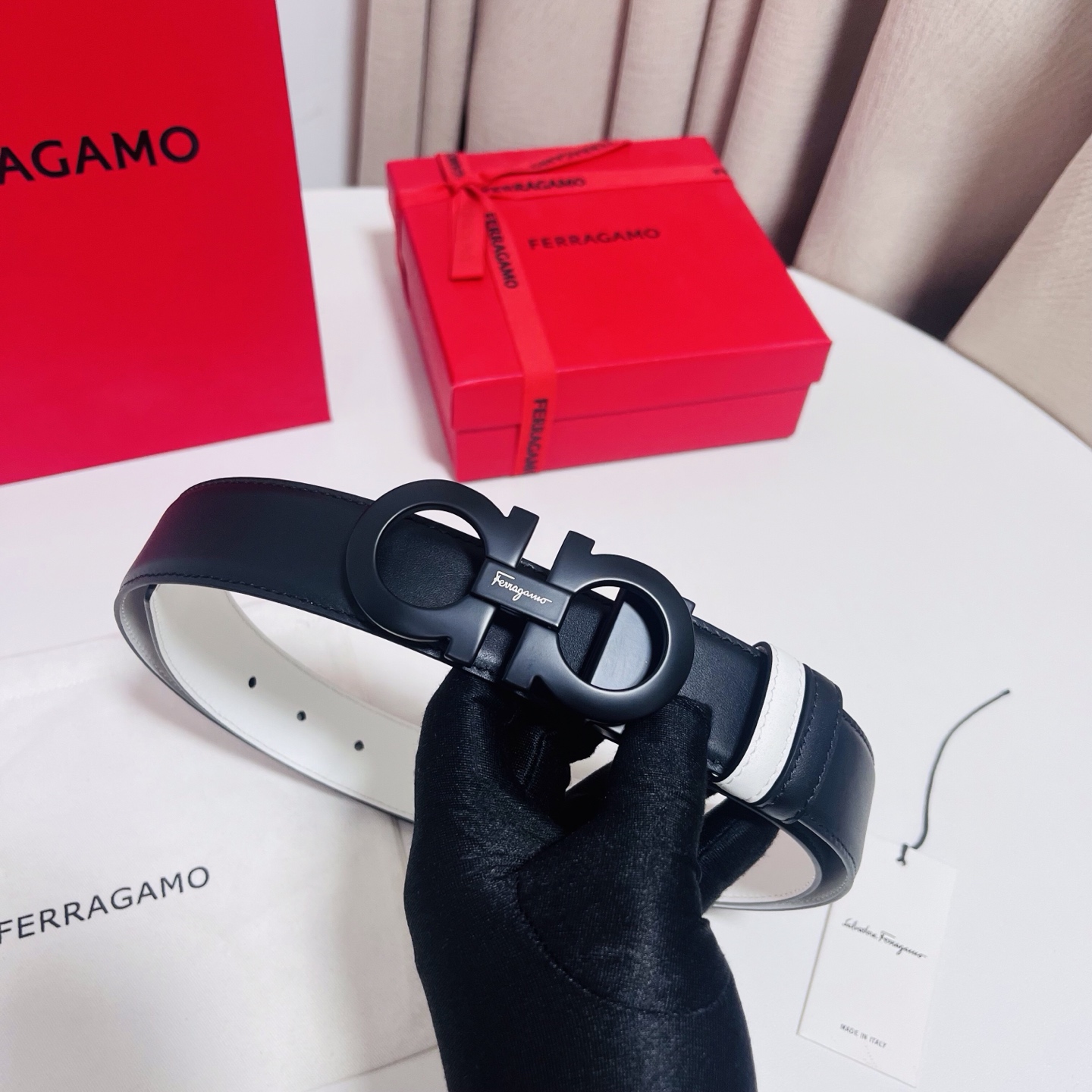 Ferragamo，菲拉格慕 ，宽度3.5cm 可双面使用 自行选择搭配 真材实料 很有质感 时尚经典不失风范  搭配精