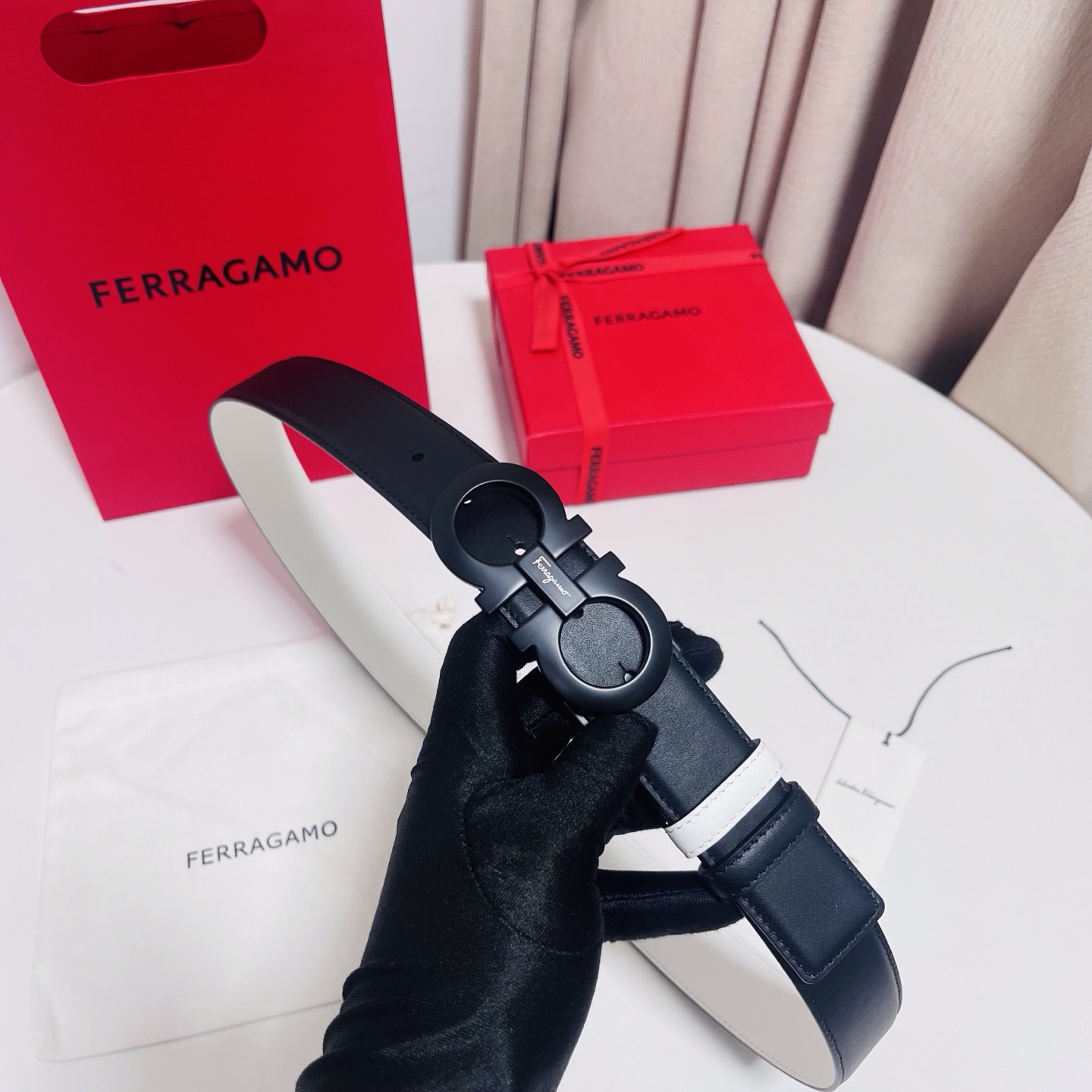 Ferragamo，菲拉格慕 ，宽度3.5cm 可双面使用 自行选择搭配 真材实料 很有质感 时尚经典不失风范  搭配精