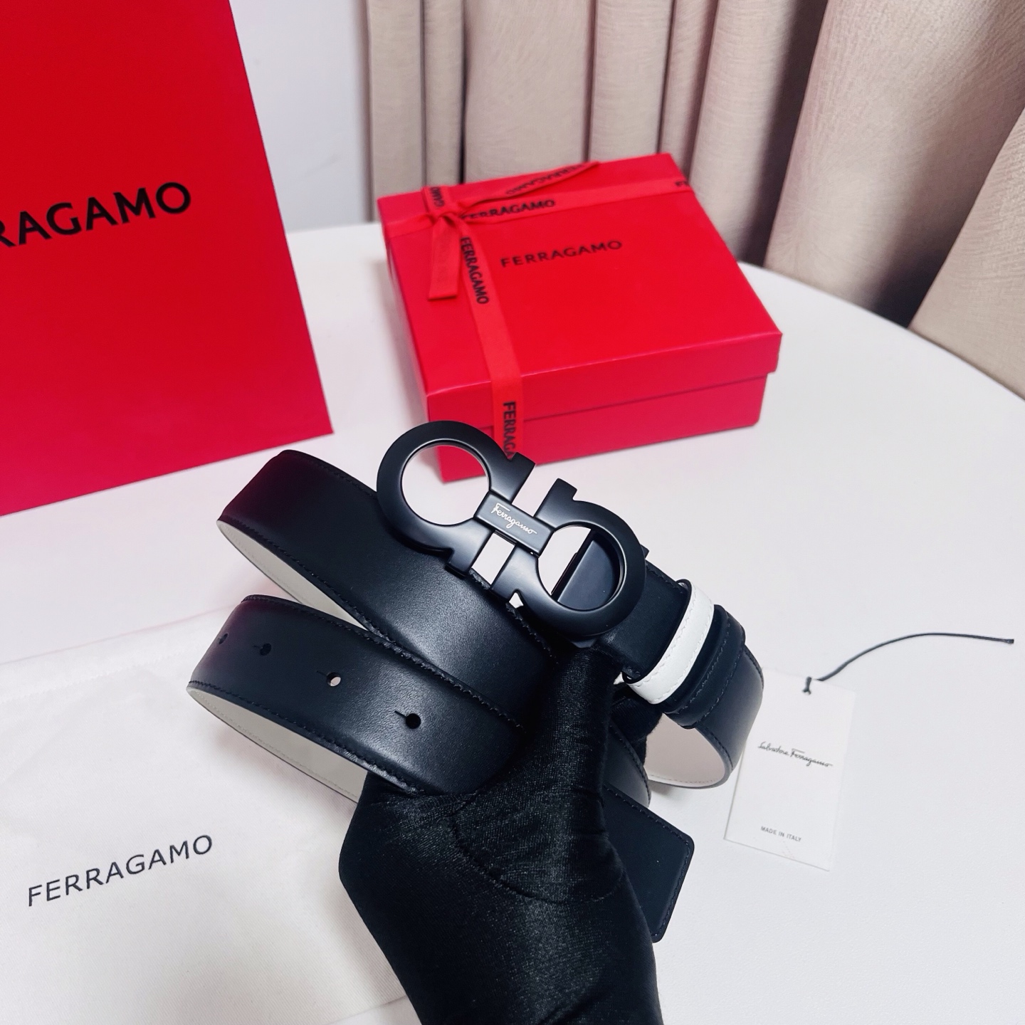 Ferragamo，菲拉格慕 ，宽度3.5cm 可双面使用 自行选择搭配 真材实料 很有质感 时尚经典不失风范  搭配精