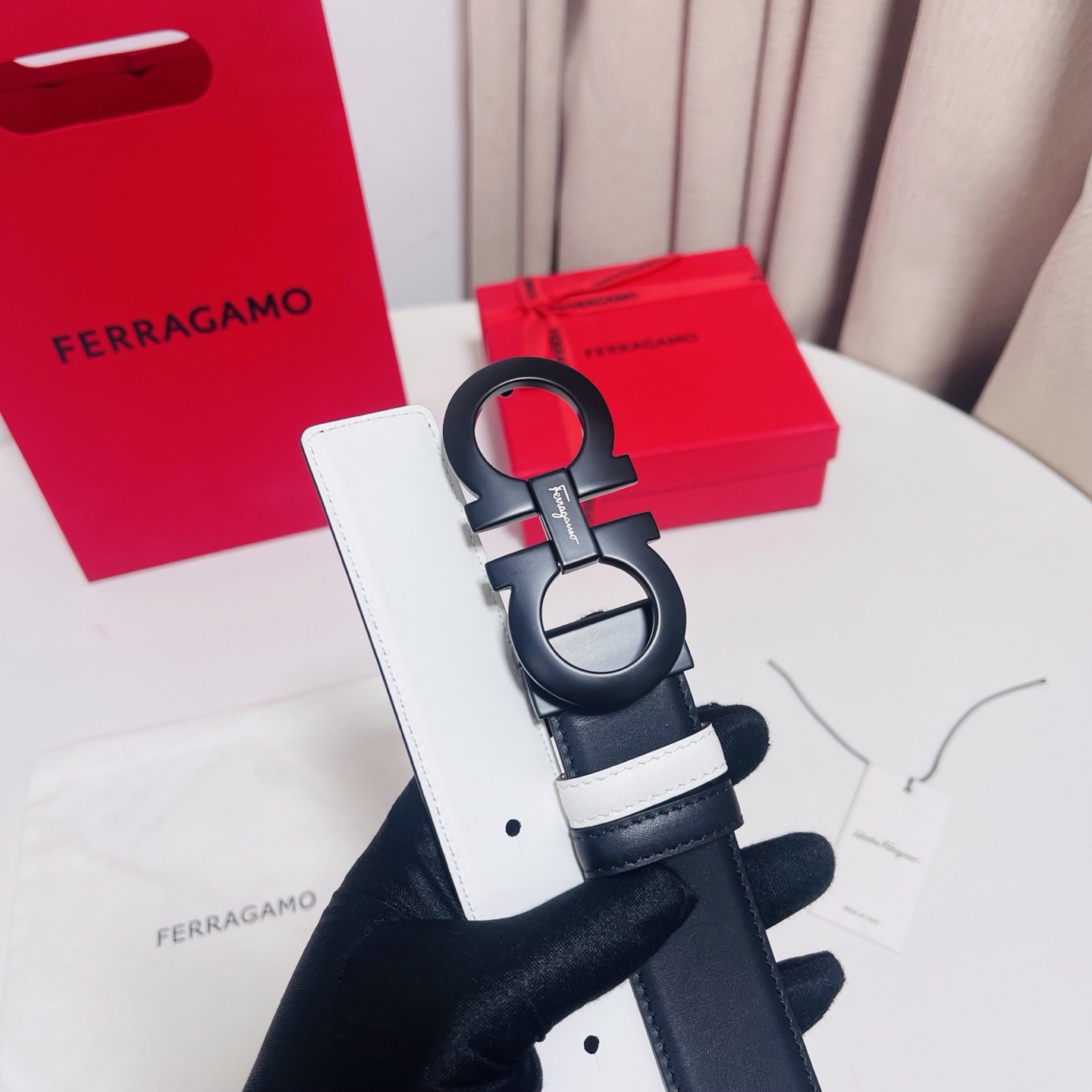 Ferragamo，菲拉格慕 ，宽度3.5cm 可双面使用 自行选择搭配 真材实料 很有质感 时尚经典不失风范  搭配精