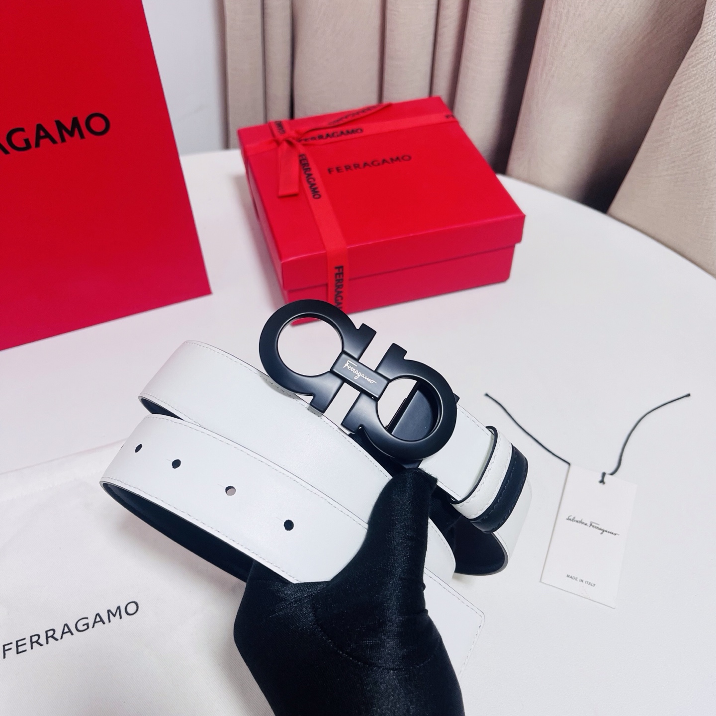 Ferragamo，菲拉格慕 ，宽度3.5cm 可双面使用 自行选择搭配 真材实料 很有质感 时尚经典不失风范  搭配精