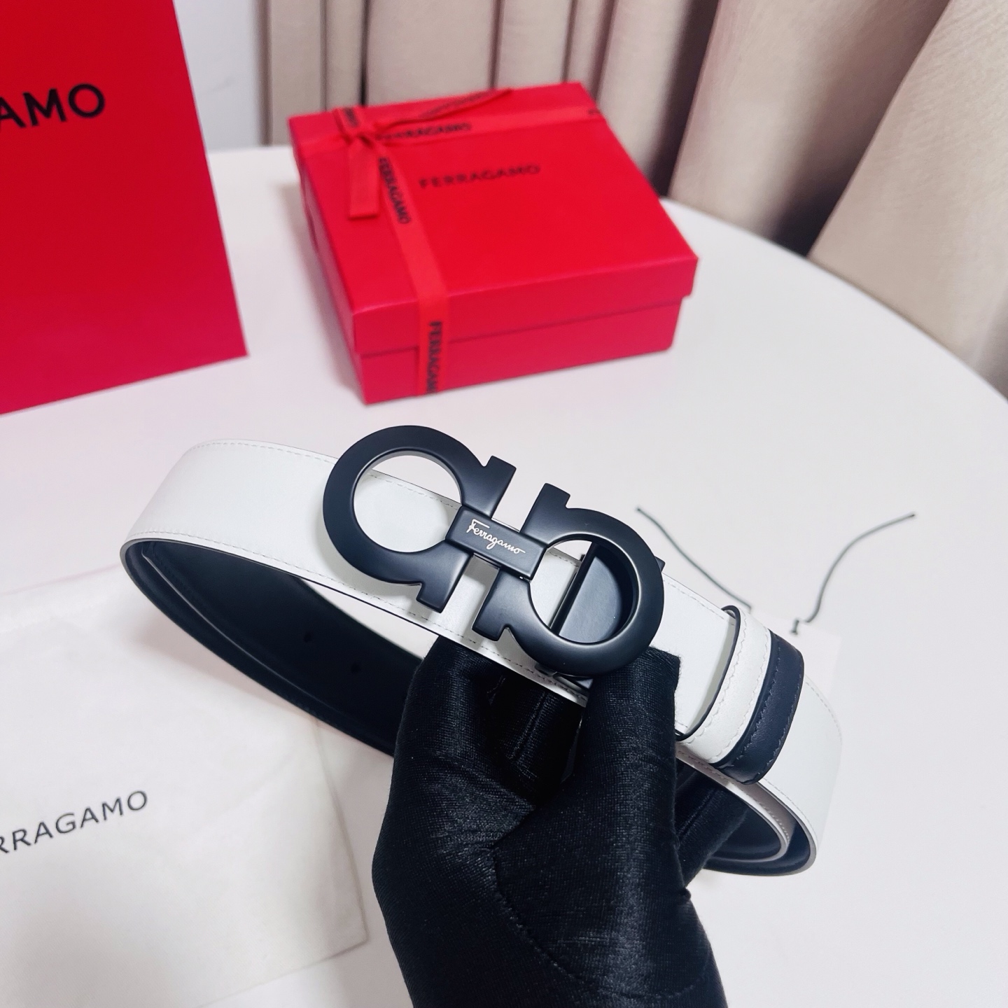 Ferragamo，菲拉格慕 ，宽度3.5cm 可双面使用 自行选择搭配 真材实料 很有质感 时尚经典不失风范  搭配精