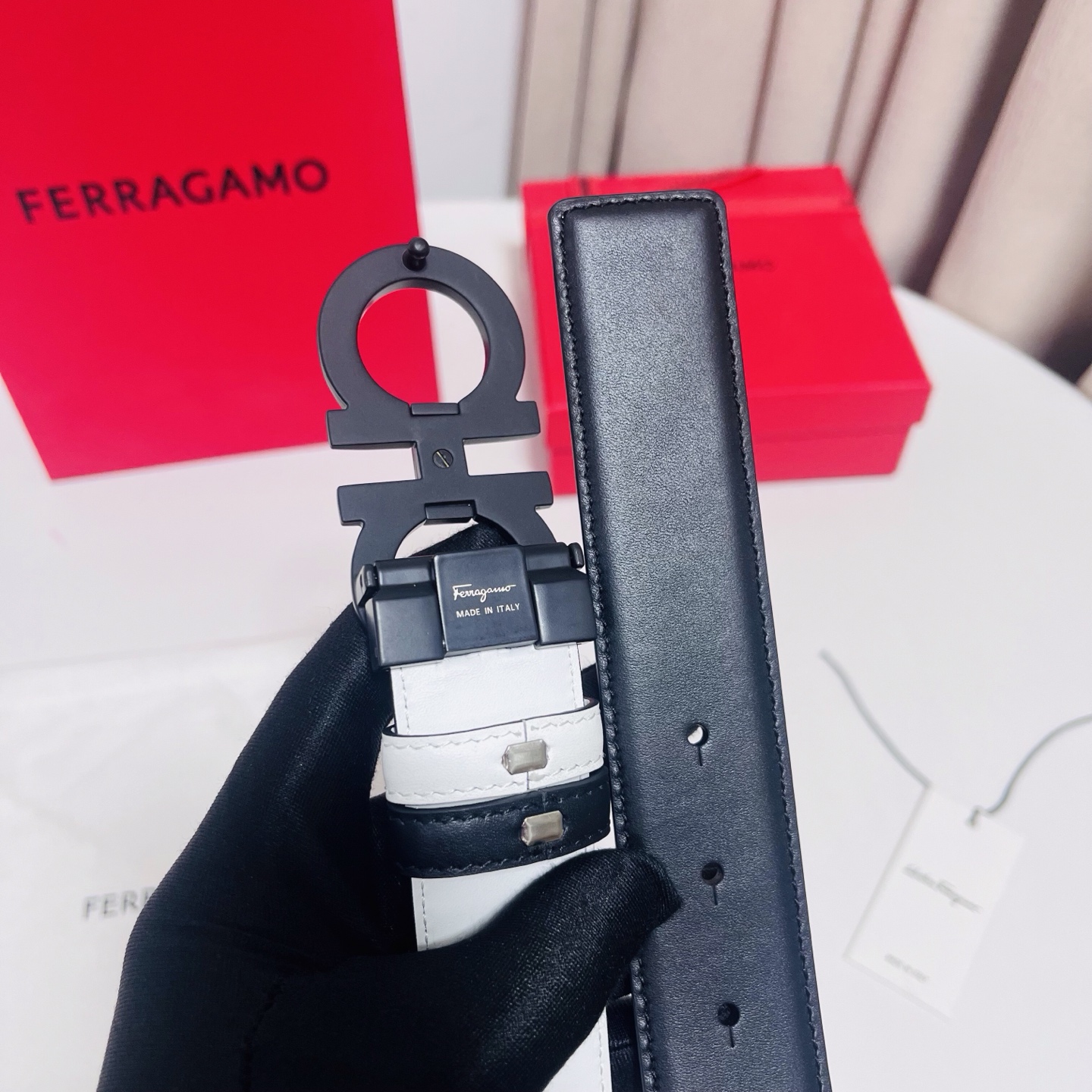 Ferragamo，菲拉格慕 ，宽度3.5cm 可双面使用 自行选择搭配 真材实料 很有质感 时尚经典不失风范  搭配精