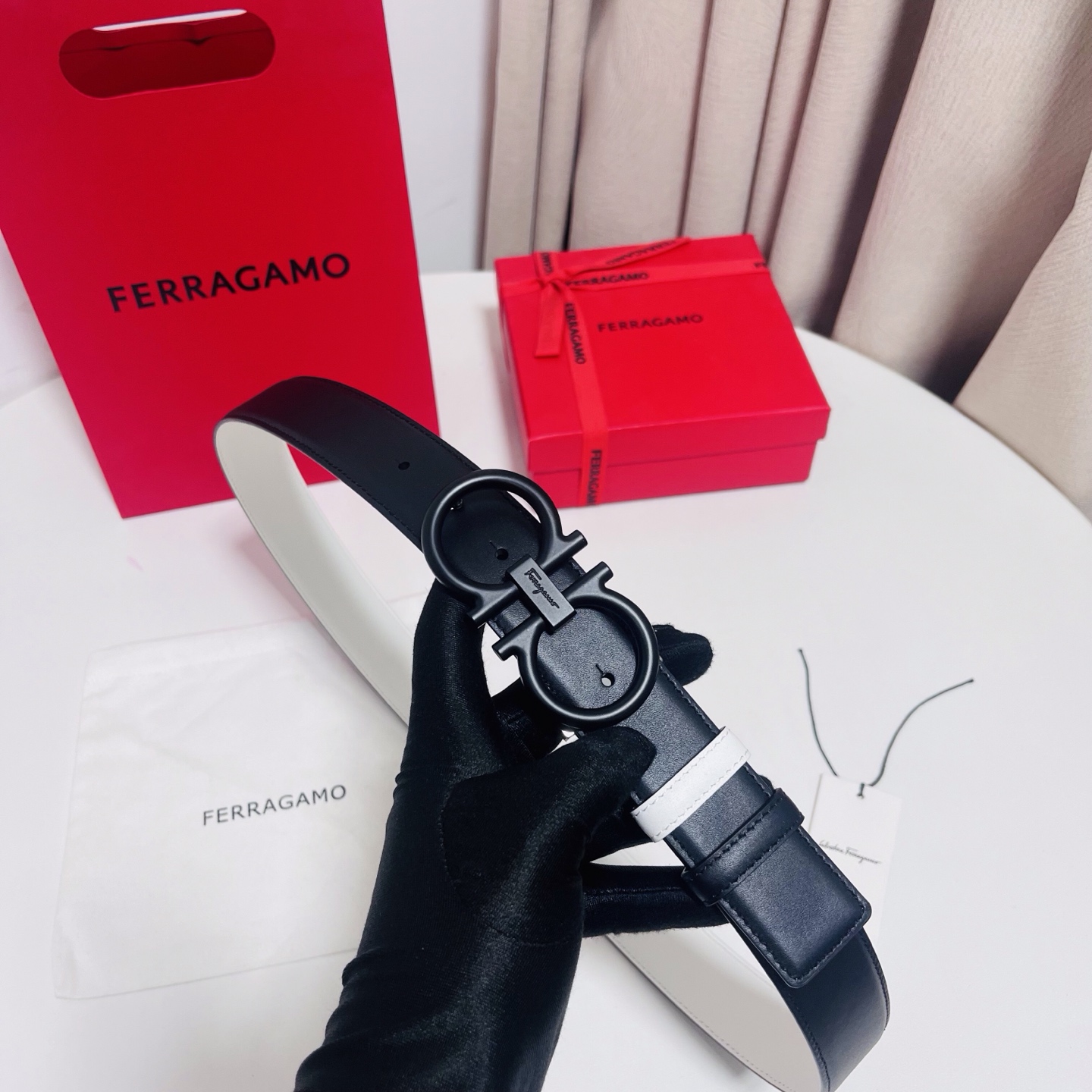 Ferragamo，菲拉格慕 ，宽度3.5cm 可双面使用 自行选择搭配 真材实料 很有质感 时尚经典不失风范  搭配精