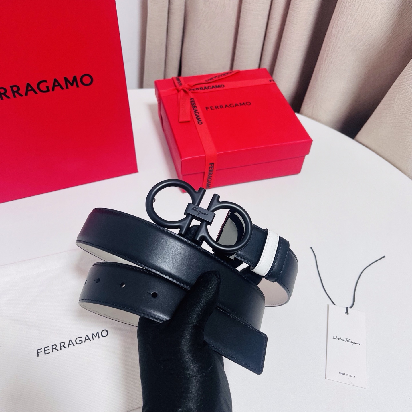 Ferragamo，菲拉格慕 ，宽度3.5cm 可双面使用 自行选择搭配 真材实料 很有质感 时尚经典不失风范  搭配精