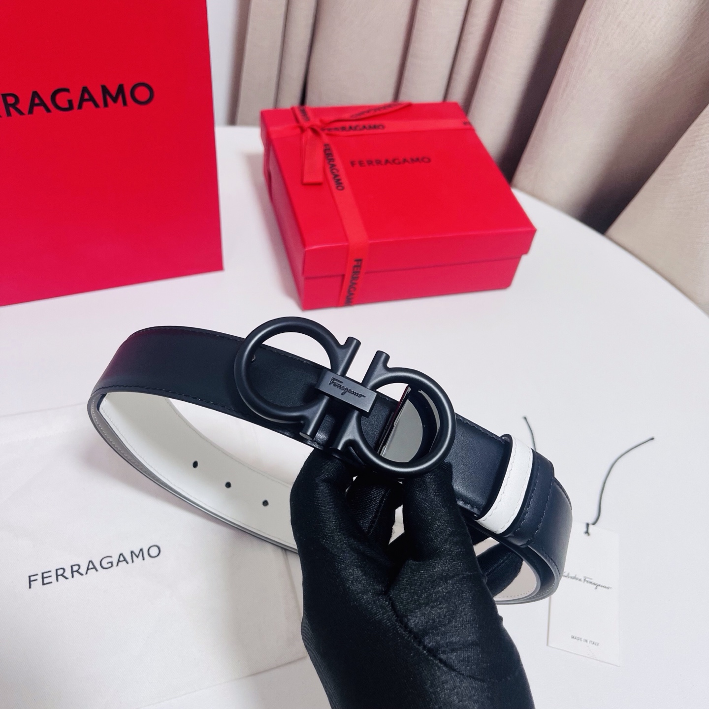 Ferragamo，菲拉格慕 ，宽度3.5cm 可双面使用 自行选择搭配 真材实料 很有质感 时尚经典不失风范  搭配精