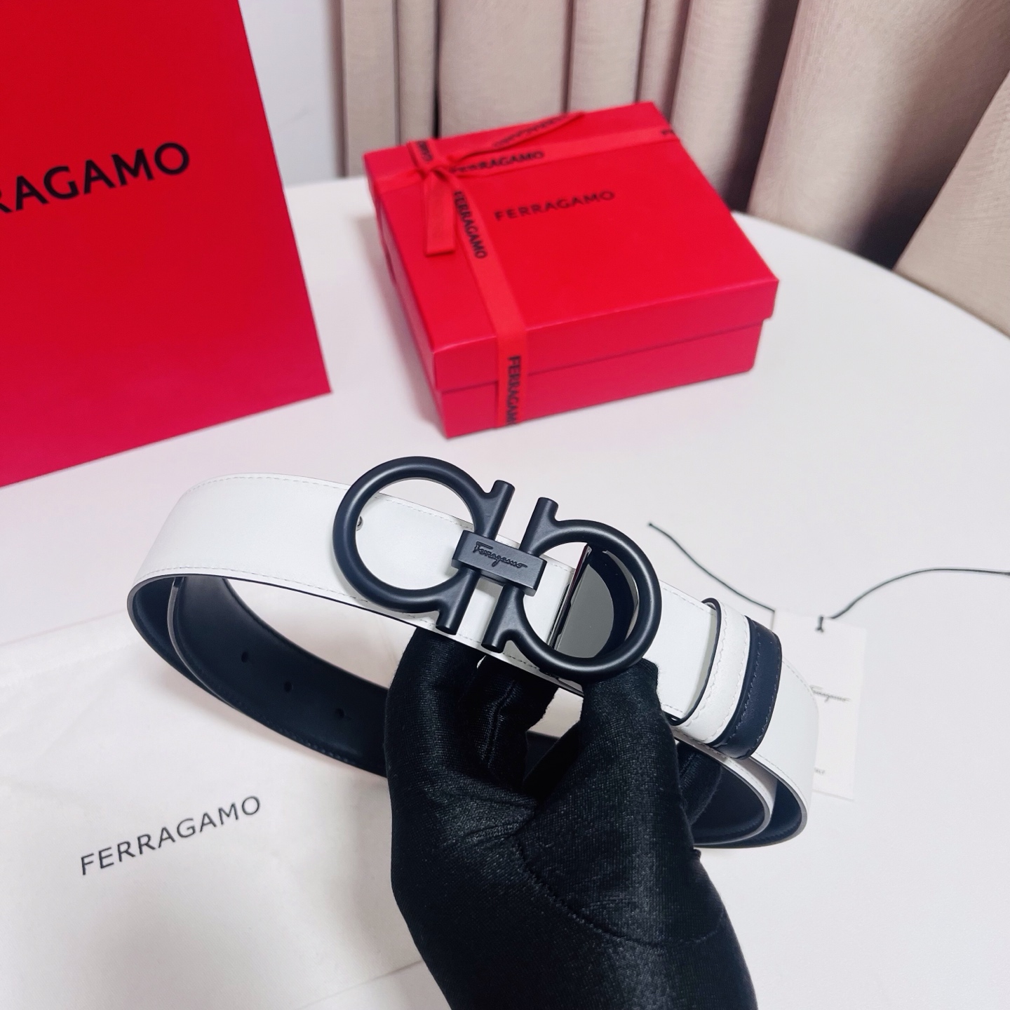 Ferragamo，菲拉格慕 ，宽度3.5cm 可双面使用 自行选择搭配 真材实料 很有质感 时尚经典不失风范  搭配精