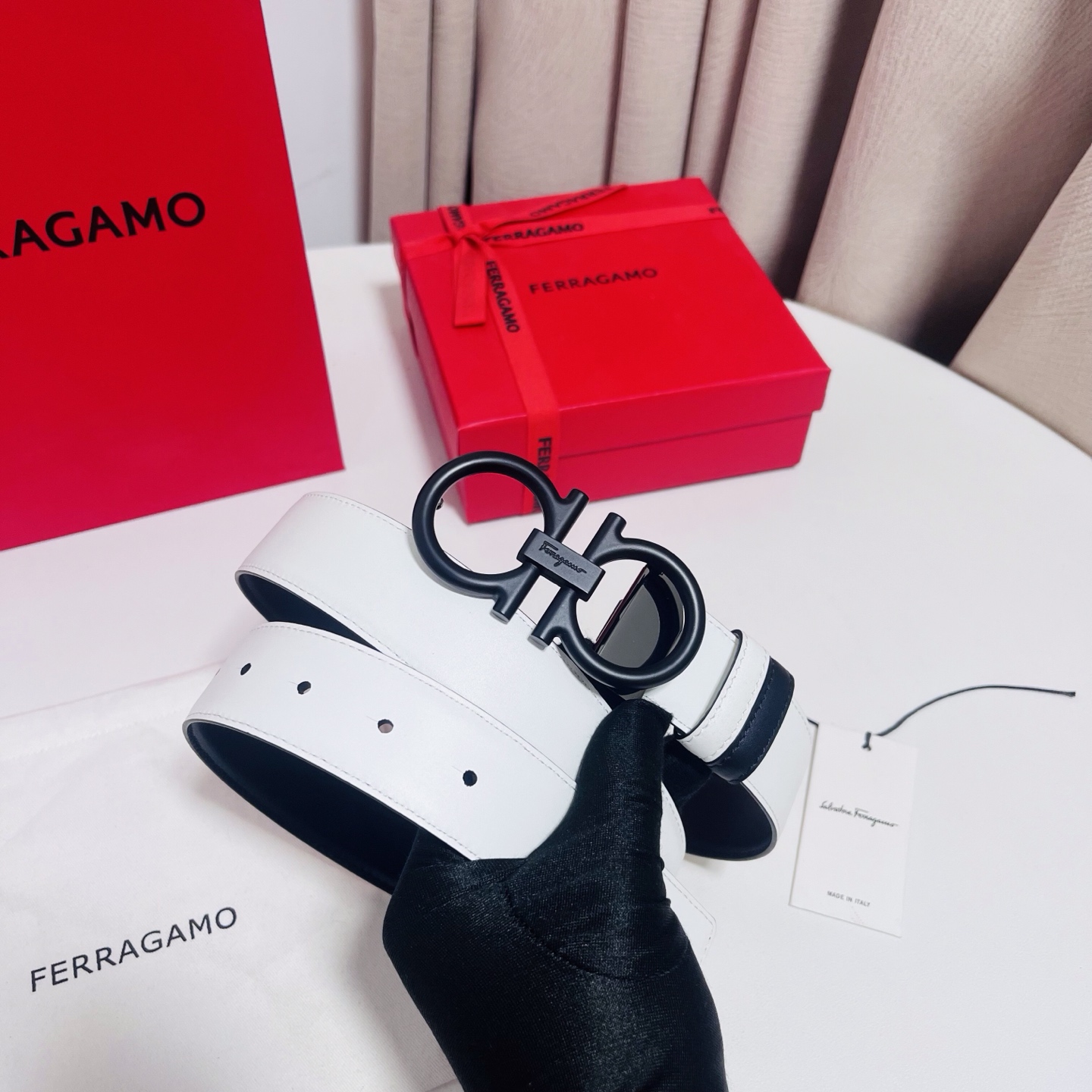 Ferragamo，菲拉格慕 ，宽度3.5cm 可双面使用 自行选择搭配 真材实料 很有质感 时尚经典不失风范  搭配精
