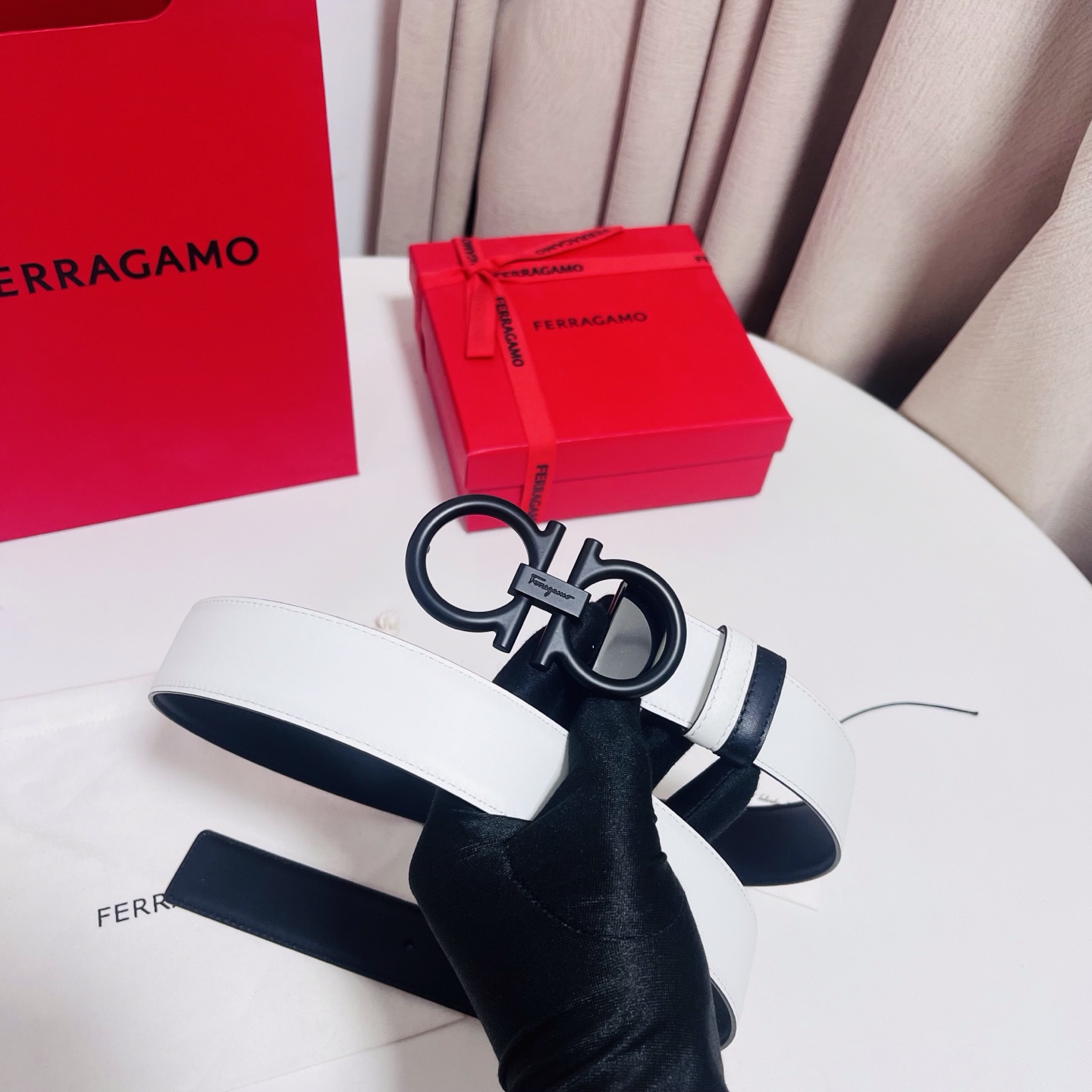 Ferragamo，菲拉格慕 ，宽度3.5cm 可双面使用 自行选择搭配 真材实料 很有质感 时尚经典不失风范  搭配精