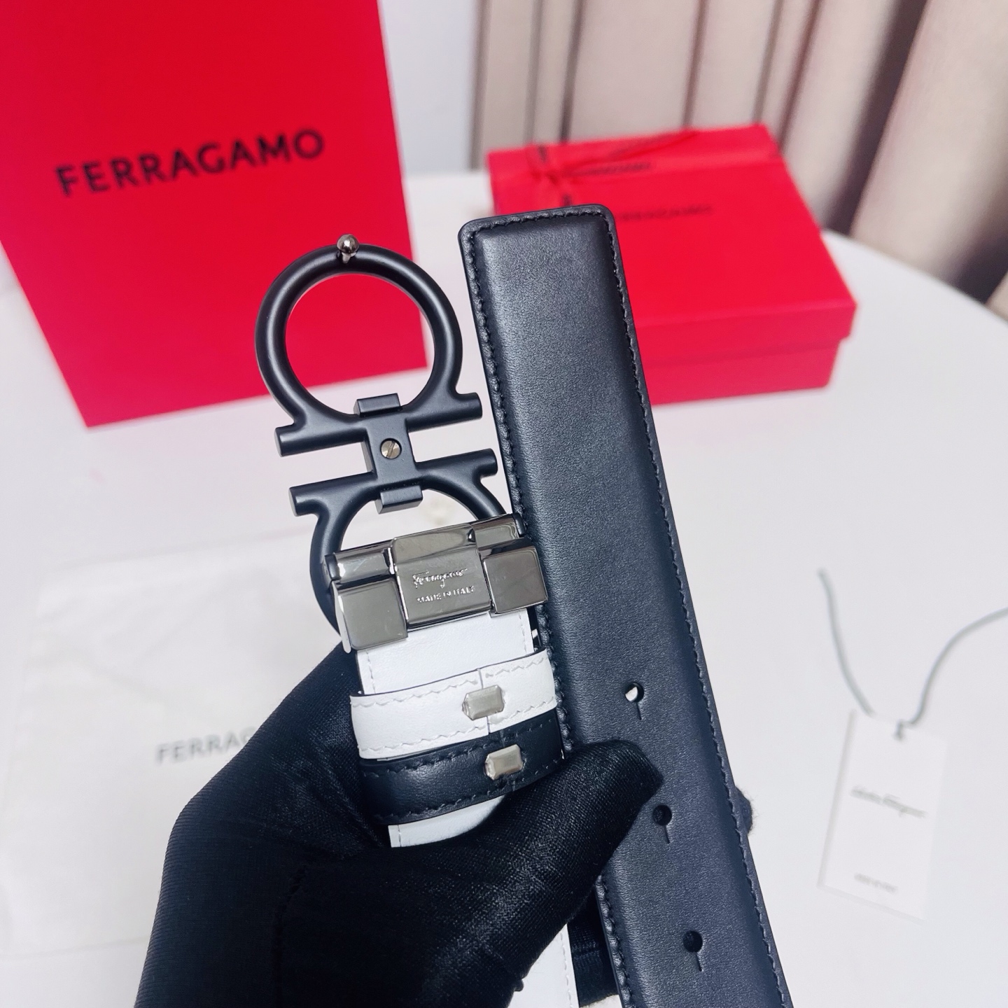 Ferragamo，菲拉格慕 ，宽度3.5cm 可双面使用 自行选择搭配 真材实料 很有质感 时尚经典不失风范  搭配精