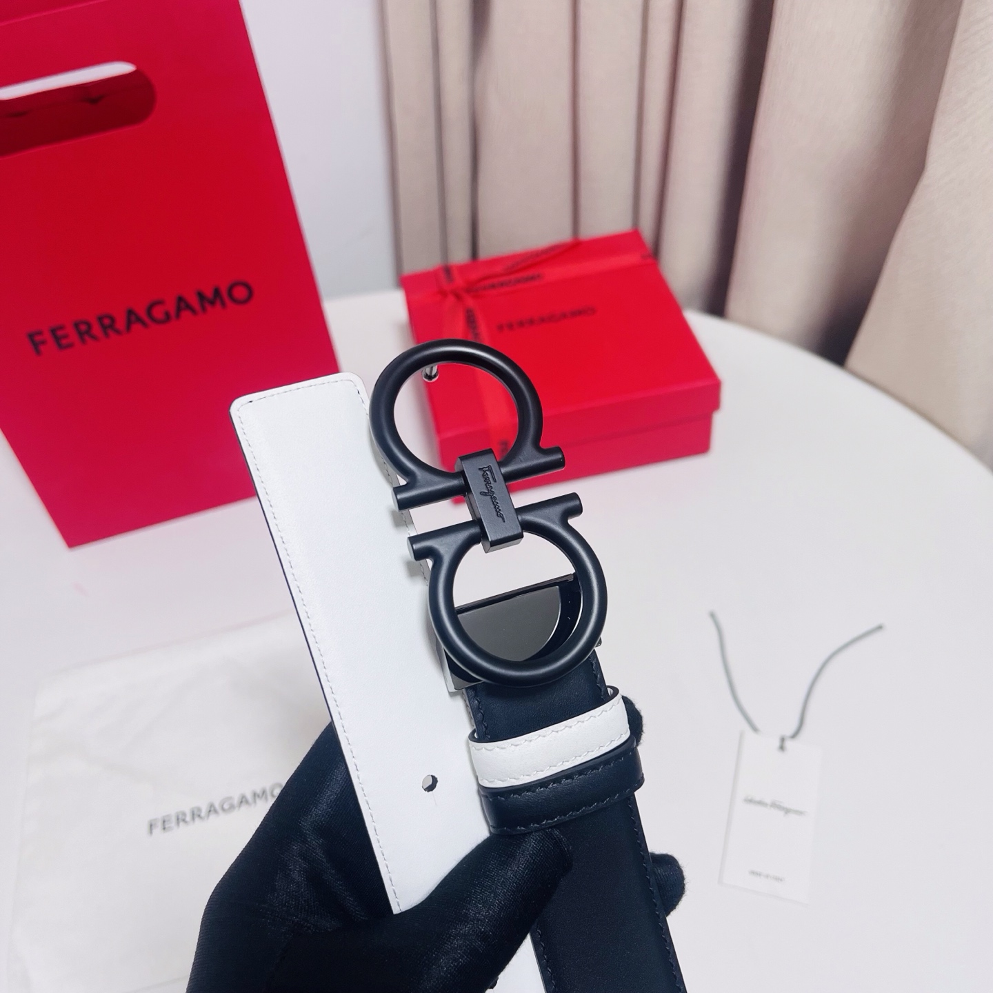 Ferragamo，菲拉格慕 ，宽度3.5cm 可双面使用 自行选择搭配 真材实料 很有质感 时尚经典不失风范  搭配精