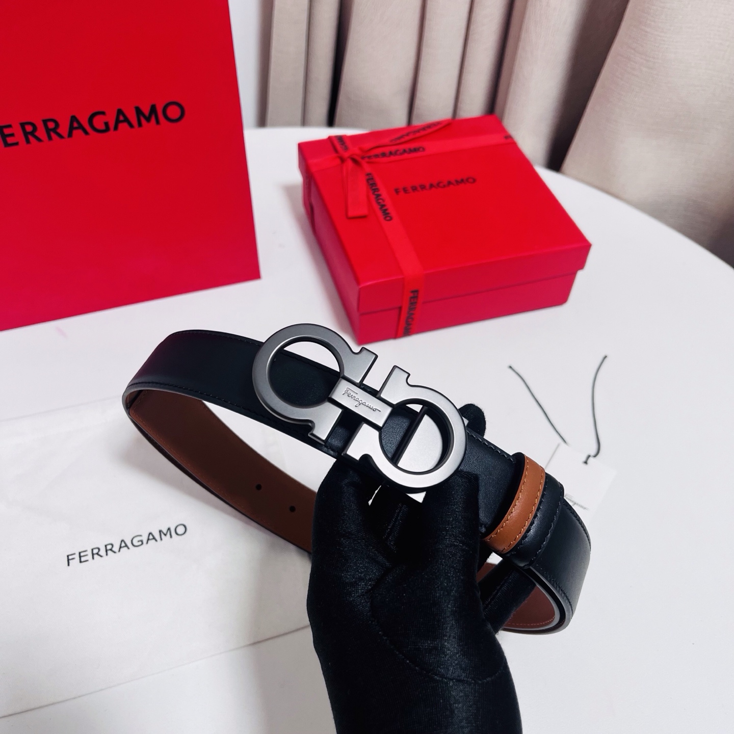 Ferragamo，菲拉格慕 ，宽度3.5cm 可双面使用 自行选择搭配 真材实料 很有质感 时尚经典不失风范  搭配精