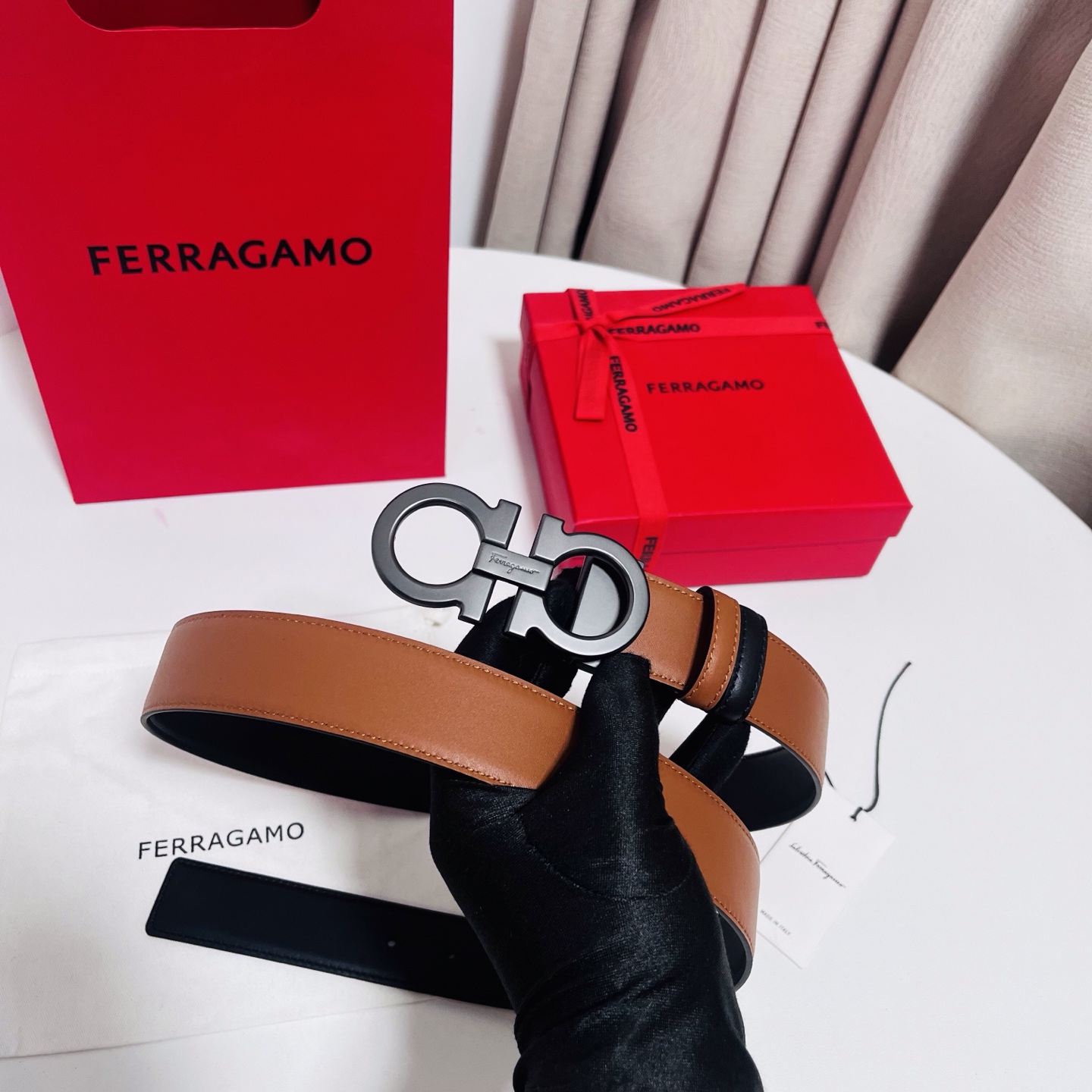 Ferragamo，菲拉格慕 ，宽度3.5cm 可双面使用 自行选择搭配 真材实料 很有质感 时尚经典不失风范  搭配精