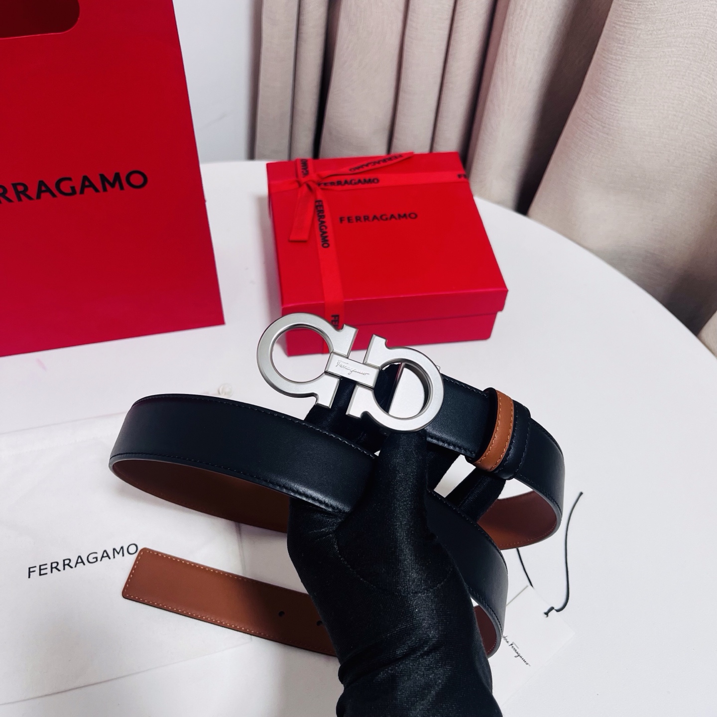 Ferragamo，菲拉格慕 ，宽度3.5cm 可双面使用 自行选择搭配 真材实料 很有质感 时尚经典不失风范  搭配精