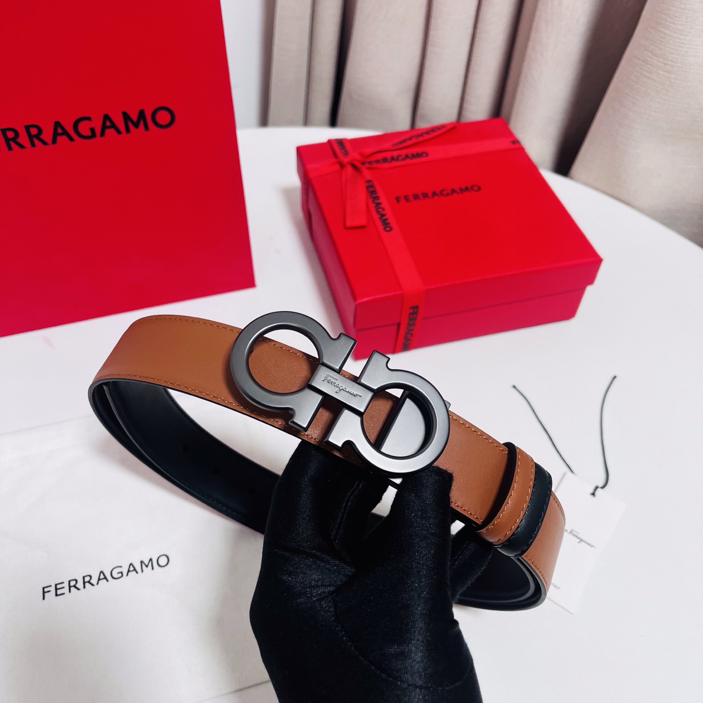 Ferragamo，菲拉格慕 ，宽度3.5cm 可双面使用 自行选择搭配 真材实料 很有质感 时尚经典不失风范  搭配精