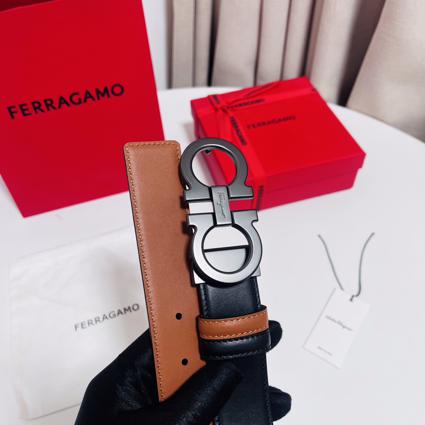 Ferragamo，菲拉格慕 ，宽度3.5cm 可双面使用 自行选择搭配 真材实料 很有质感 时尚经典不失风范  搭配精
