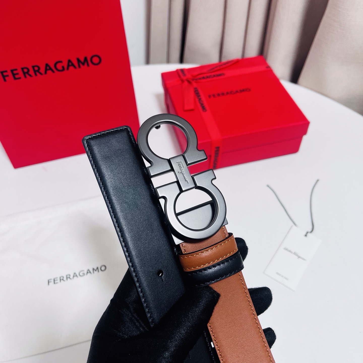 Ferragamo，菲拉格慕 ，宽度3.5cm 可双面使用 自行选择搭配 真材实料 很有质感 时尚经典不失风范  搭配精