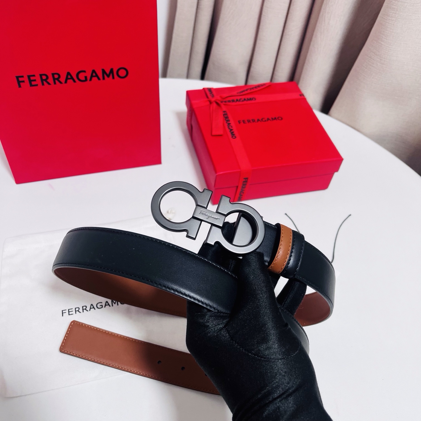 Ferragamo，菲拉格慕 ，宽度3.5cm 可双面使用 自行选择搭配 真材实料 很有质感 时尚经典不失风范  搭配精