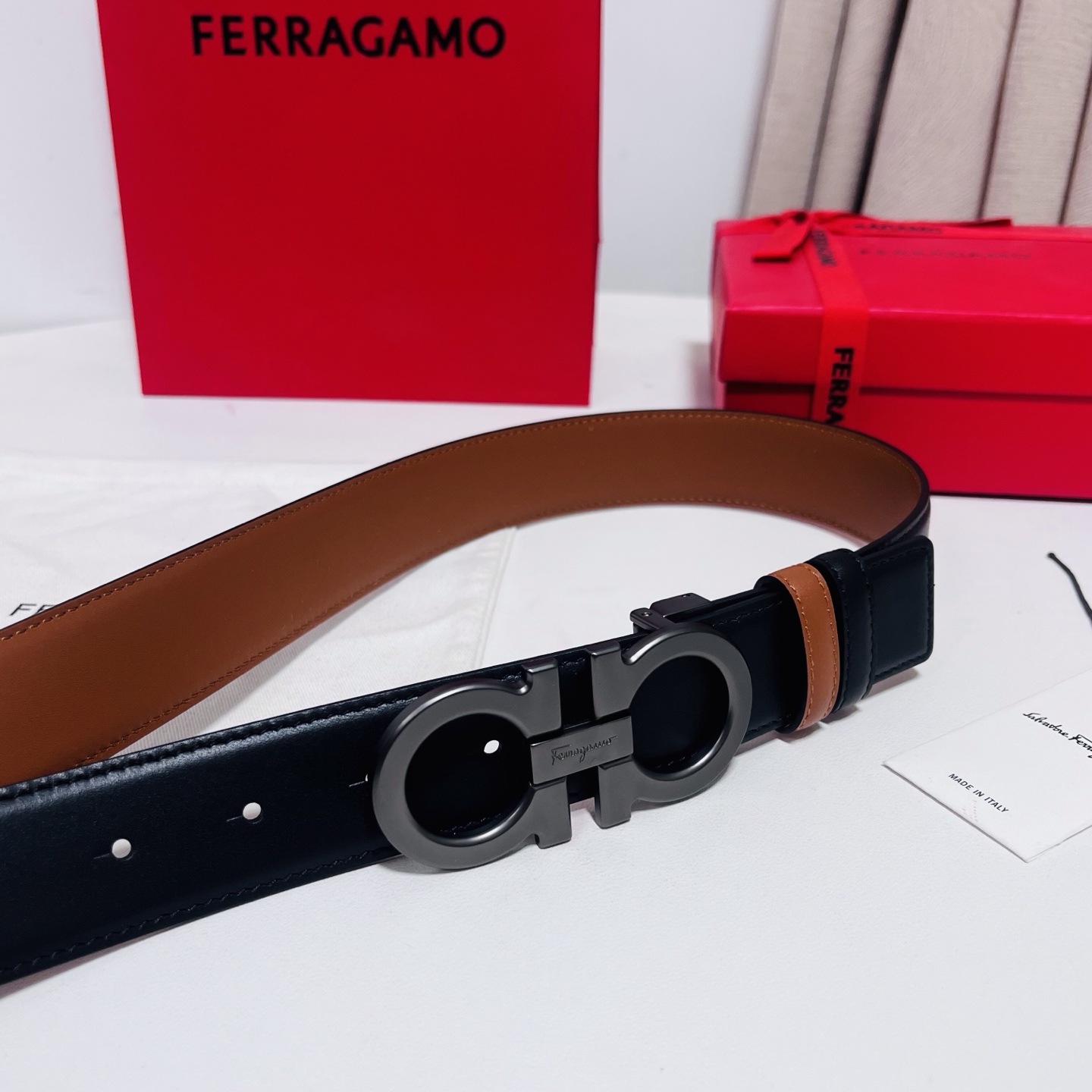 Ferragamo，菲拉格慕 ，宽度3.5cm 可双面使用 自行选择搭配 真材实料 很有质感 时尚经典不失风范  搭配精