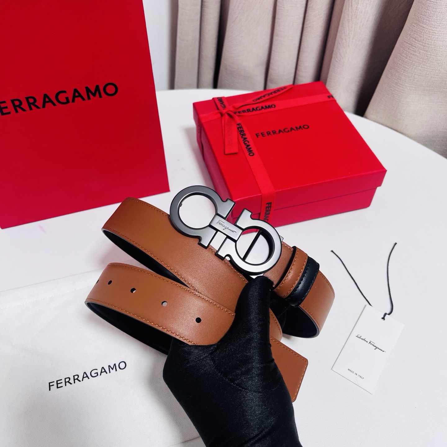 Ferragamo，菲拉格慕 ，宽度3.5cm 可双面使用 自行选择搭配 真材实料 很有质感 时尚经典不失风范  搭配精