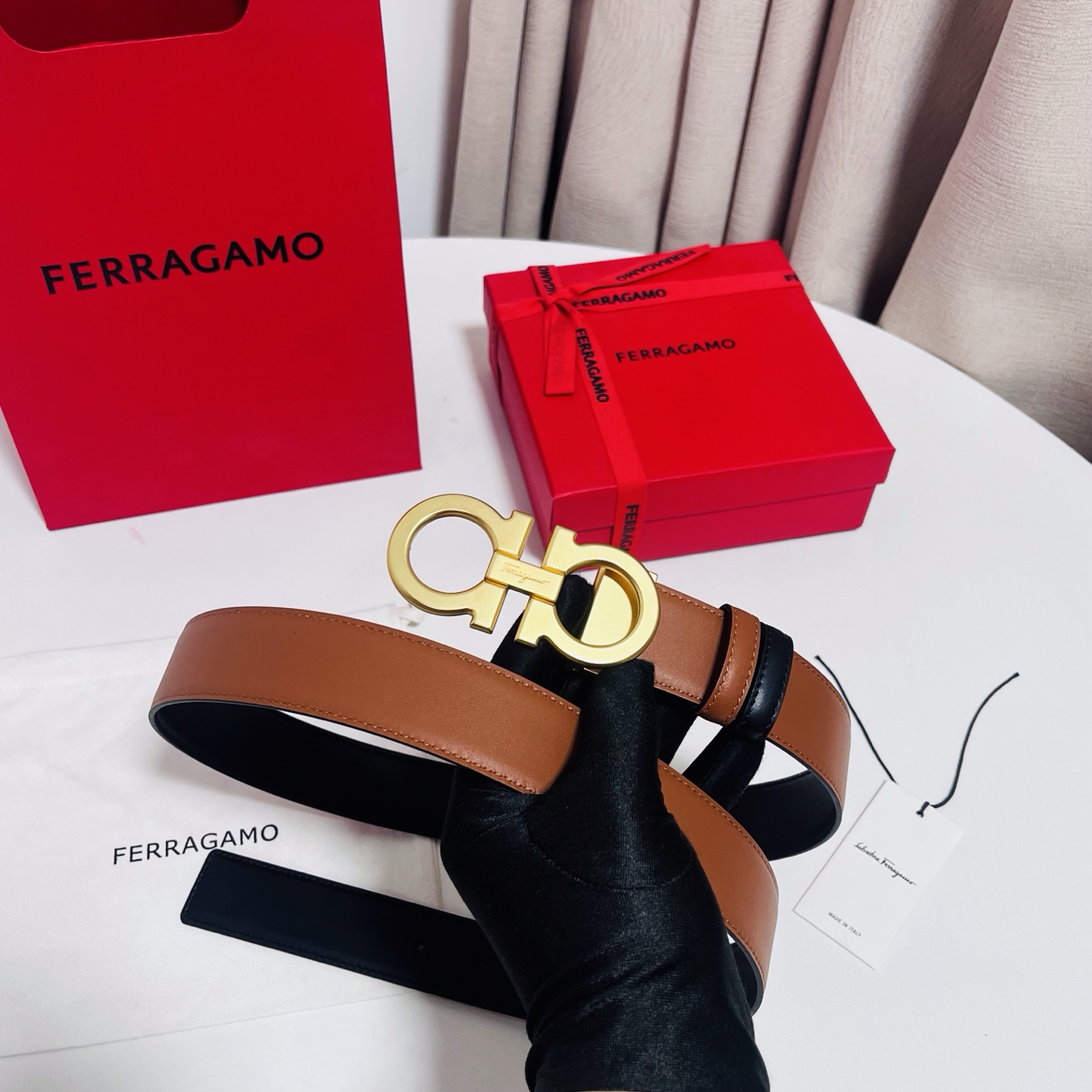 Ferragamo，菲拉格慕 ，宽度3.5cm 可双面使用 自行选择搭配 真材实料 很有质感 时尚经典不失风范  搭配精