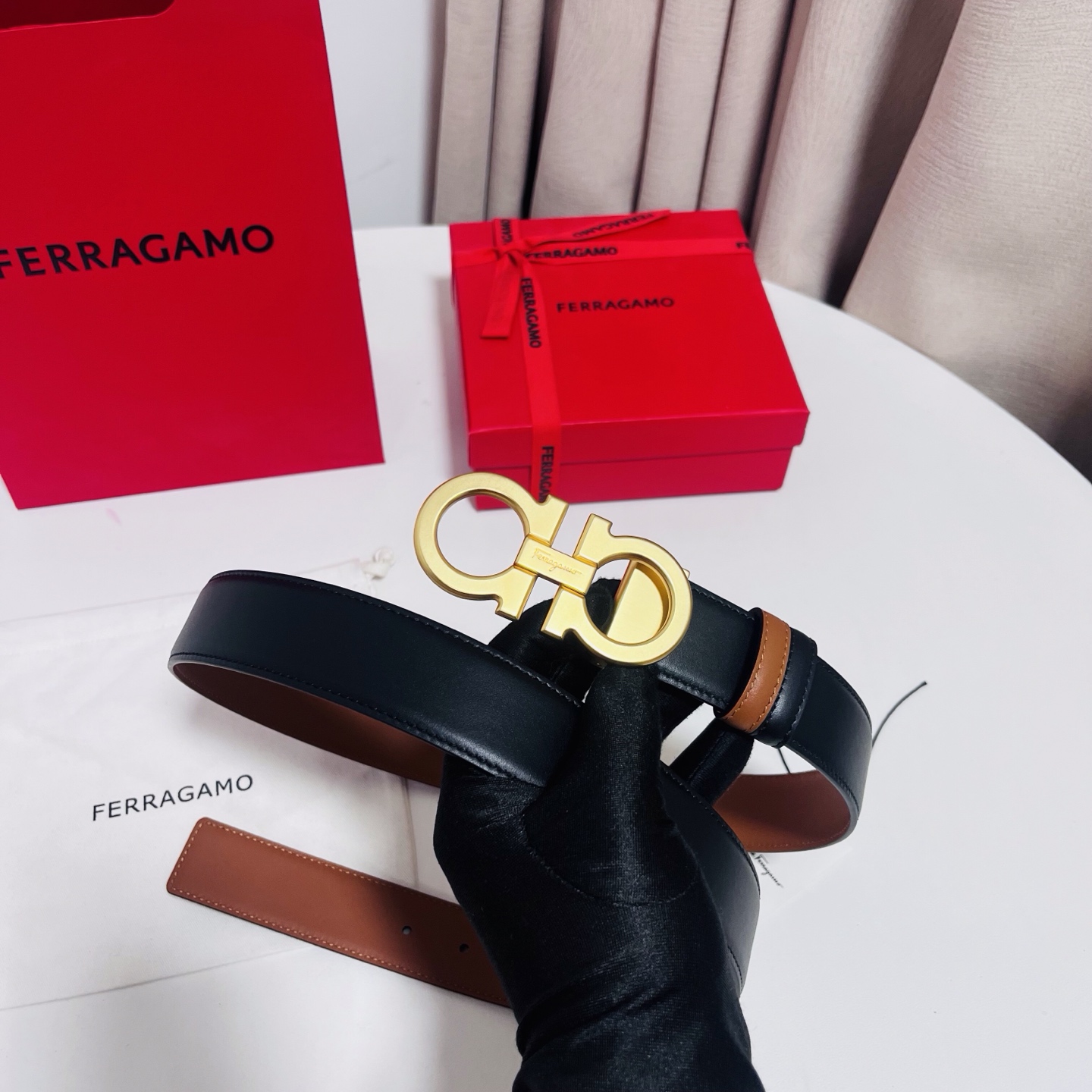Ferragamo，菲拉格慕 ，宽度3.5cm 可双面使用 自行选择搭配 真材实料 很有质感 时尚经典不失风范  搭配精