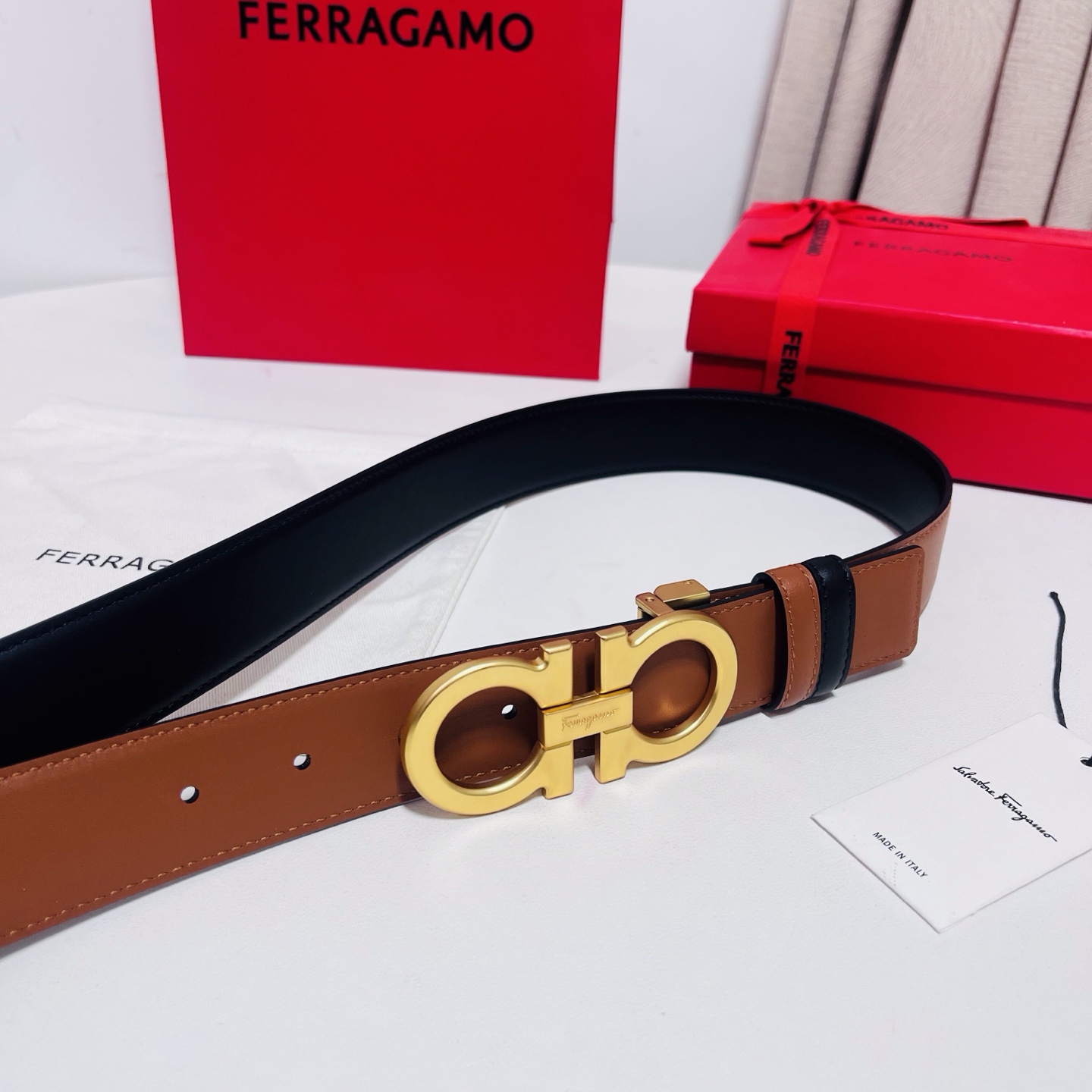 Ferragamo，菲拉格慕 ，宽度3.5cm 可双面使用 自行选择搭配 真材实料 很有质感 时尚经典不失风范  搭配精