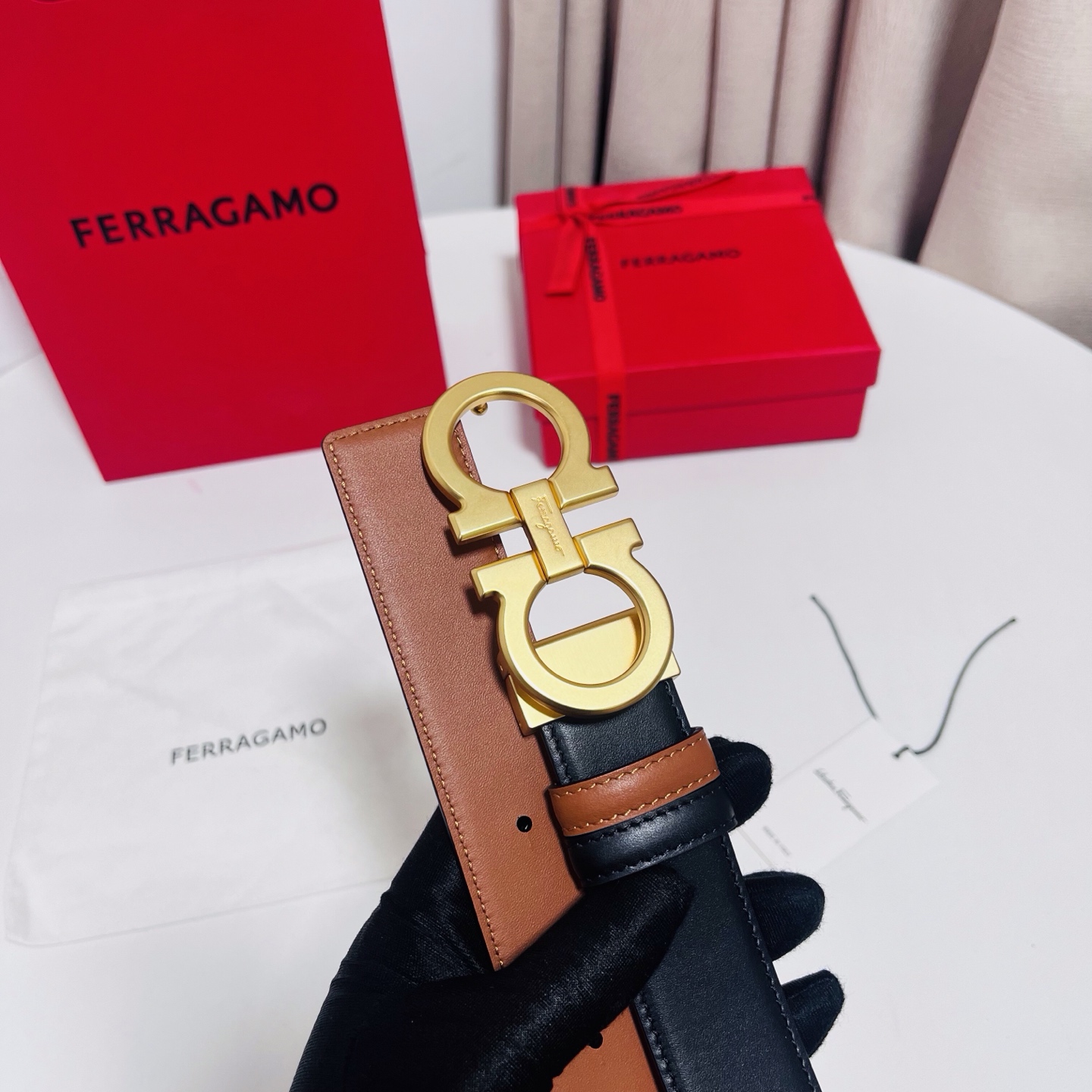Ferragamo，菲拉格慕 ，宽度3.5cm 可双面使用 自行选择搭配 真材实料 很有质感 时尚经典不失风范  搭配精