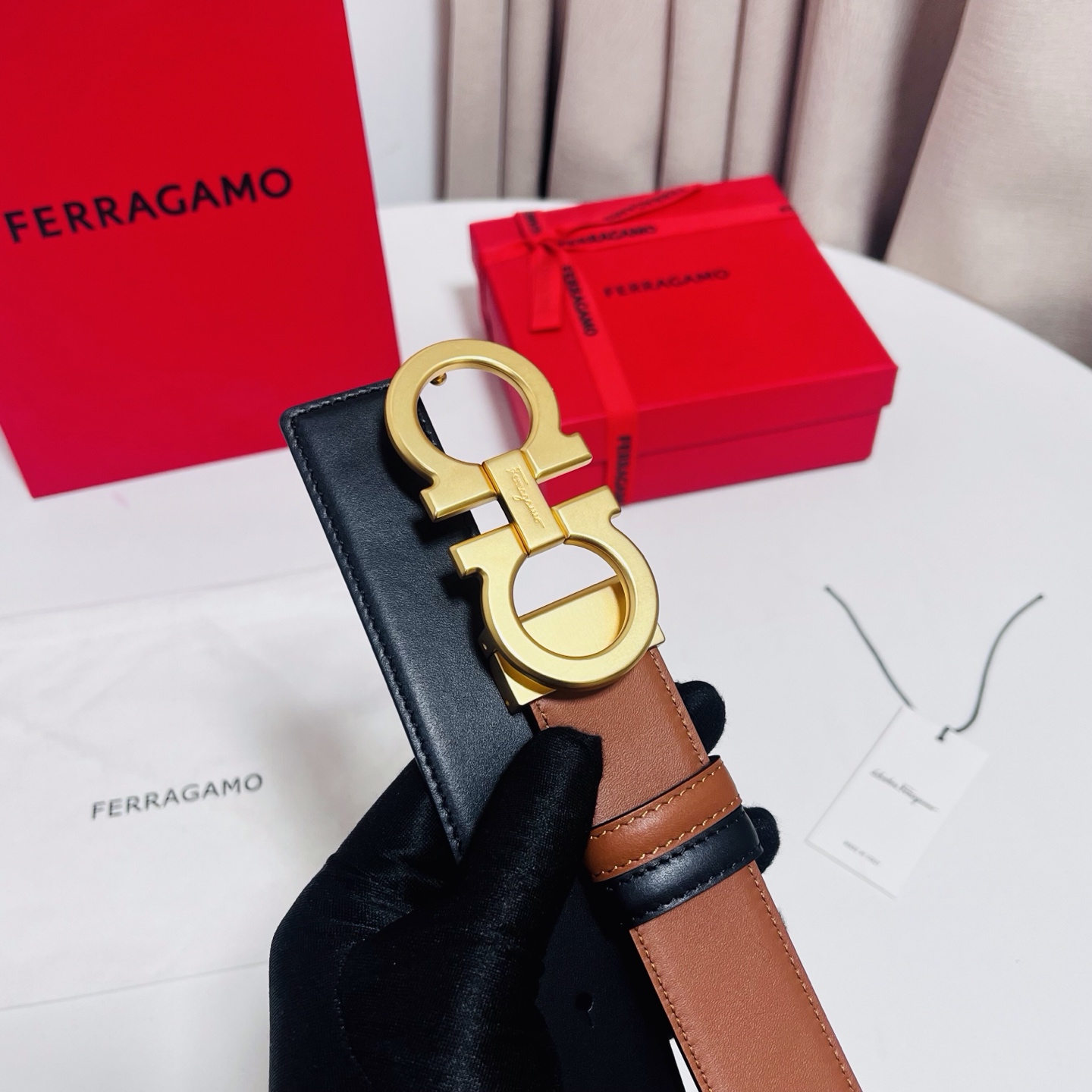Ferragamo，菲拉格慕 ，宽度3.5cm 可双面使用 自行选择搭配 真材实料 很有质感 时尚经典不失风范  搭配精