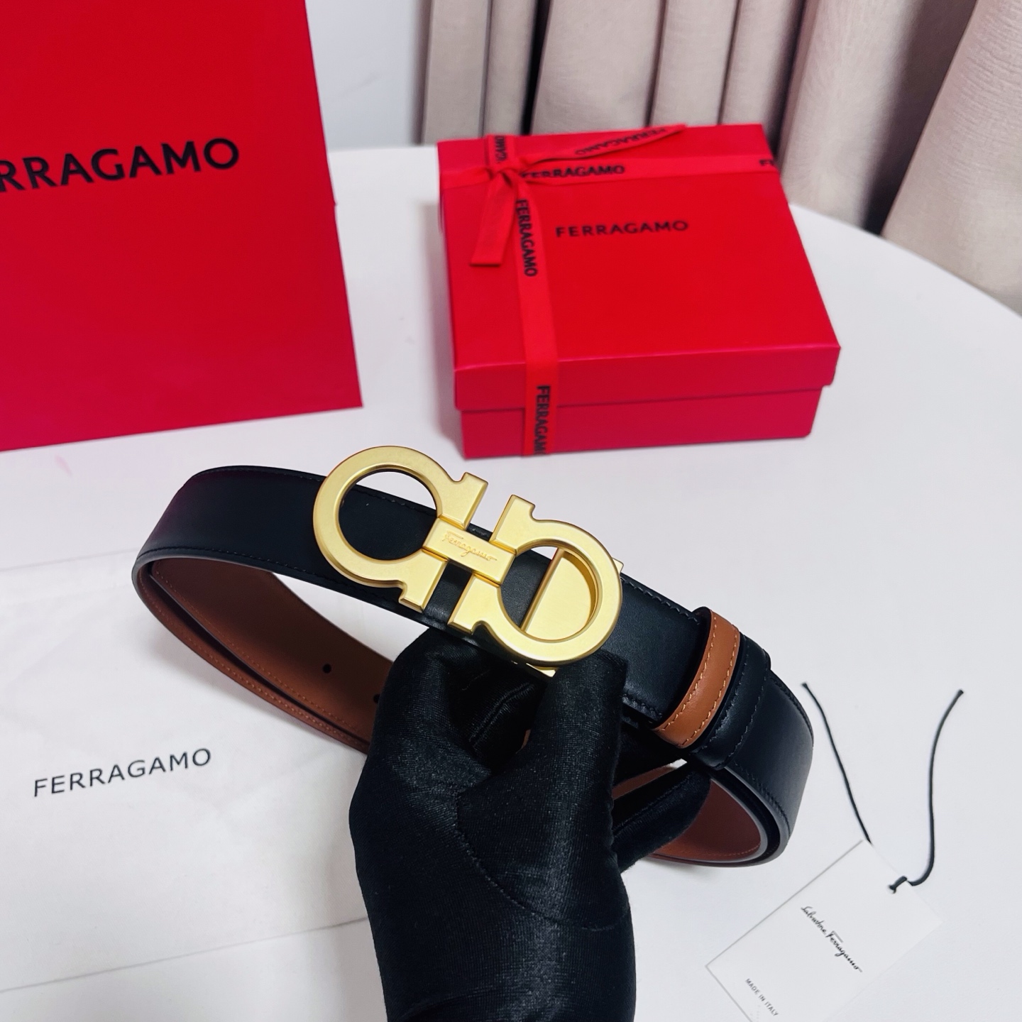 Ferragamo，菲拉格慕 ，宽度3.5cm 可双面使用 自行选择搭配 真材实料 很有质感 时尚经典不失风范  搭配精