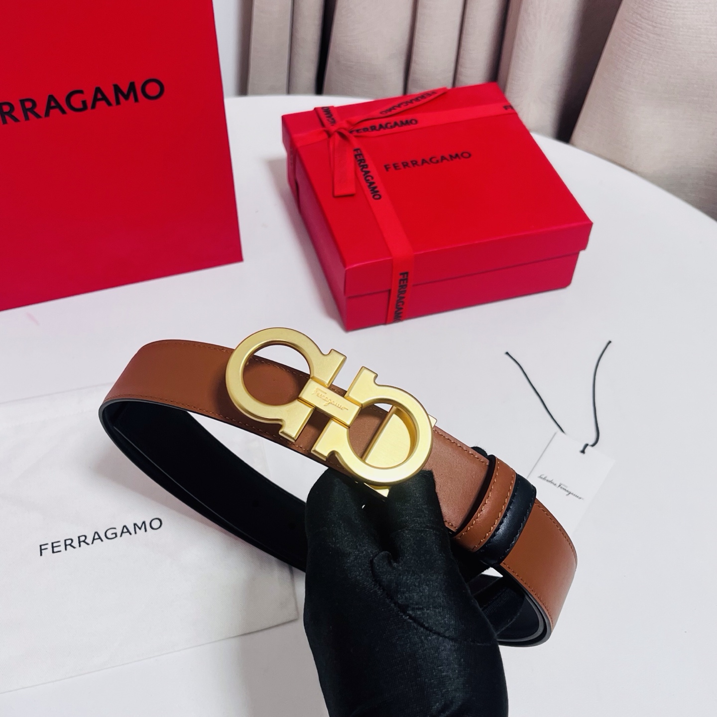 Ferragamo，菲拉格慕 ，宽度3.5cm 可双面使用 自行选择搭配 真材实料 很有质感 时尚经典不失风范  搭配精