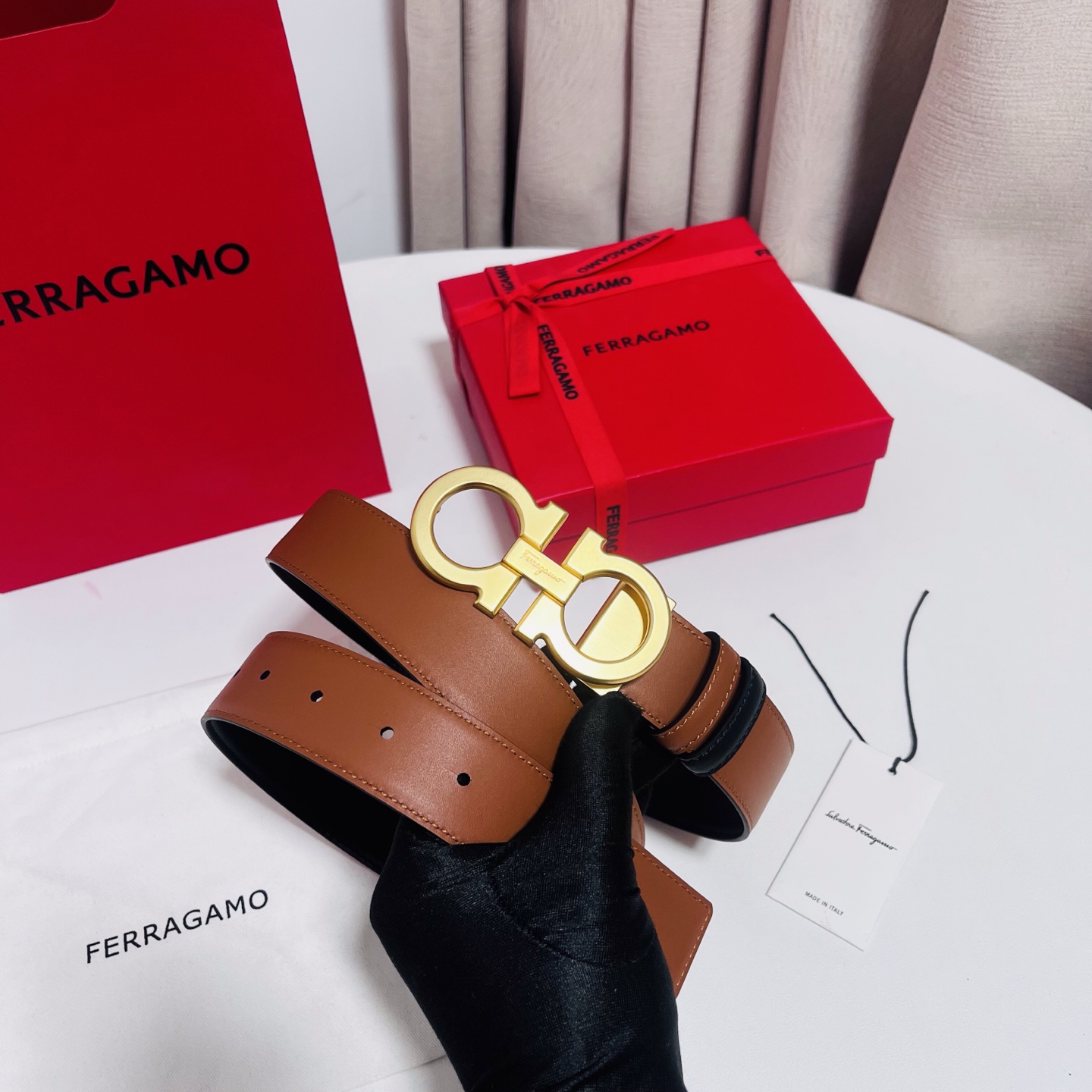 Ferragamo，菲拉格慕 ，宽度3.5cm 可双面使用 自行选择搭配 真材实料 很有质感 时尚经典不失风范  搭配精