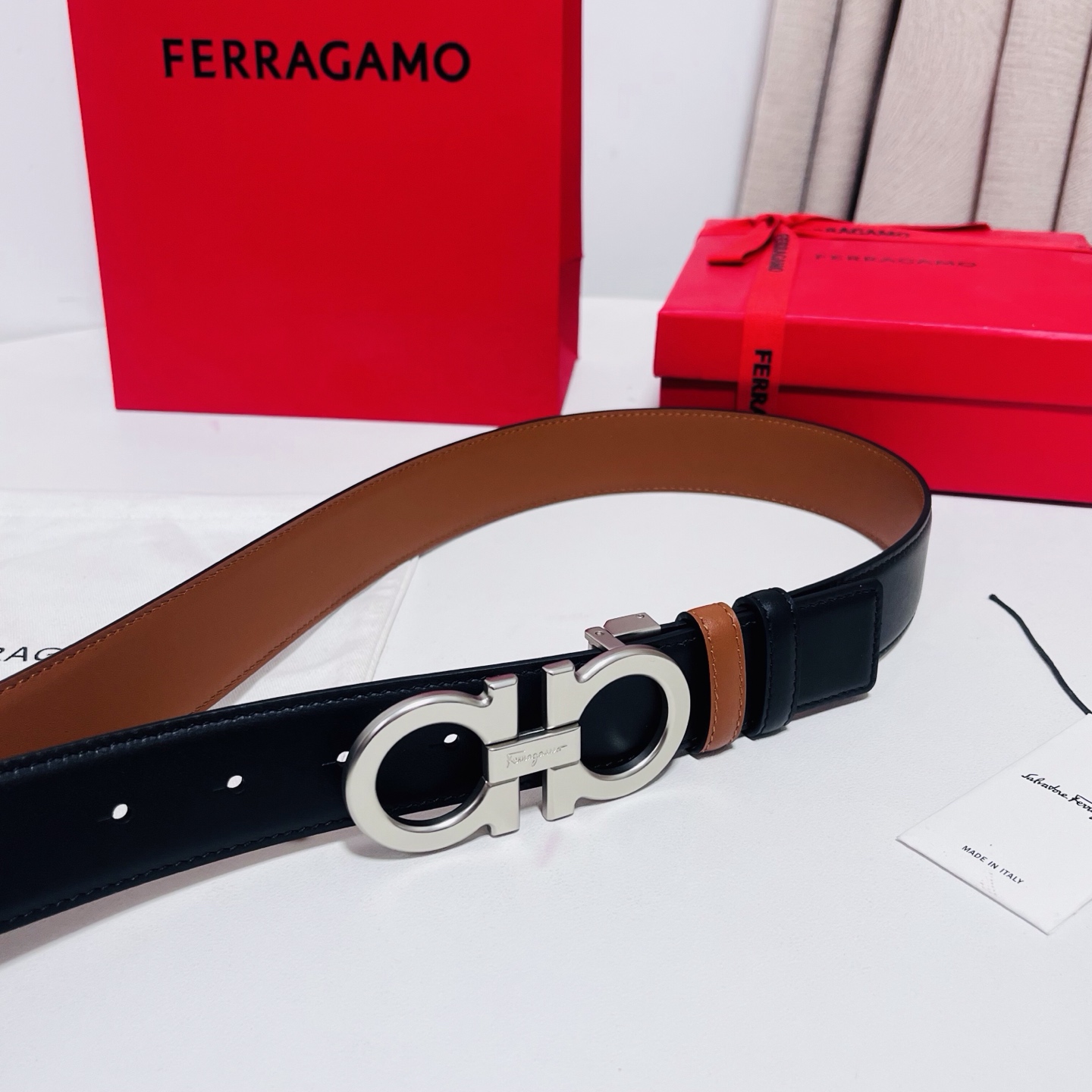 Ferragamo，菲拉格慕 ，宽度3.5cm 可双面使用 自行选择搭配 真材实料 很有质感 时尚经典不失风范  搭配精
