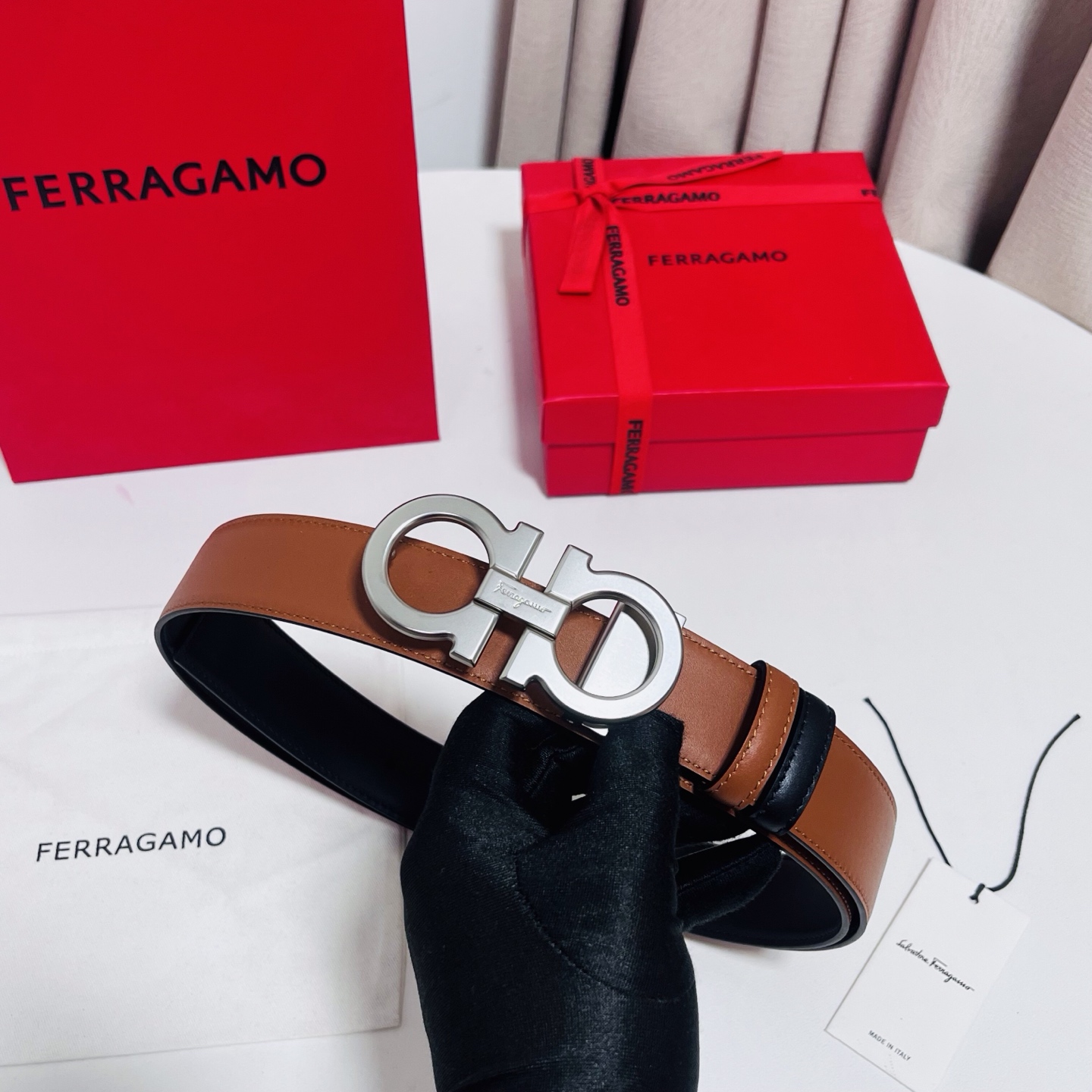 Ferragamo，菲拉格慕 ，宽度3.5cm 可双面使用 自行选择搭配 真材实料 很有质感 时尚经典不失风范  搭配精