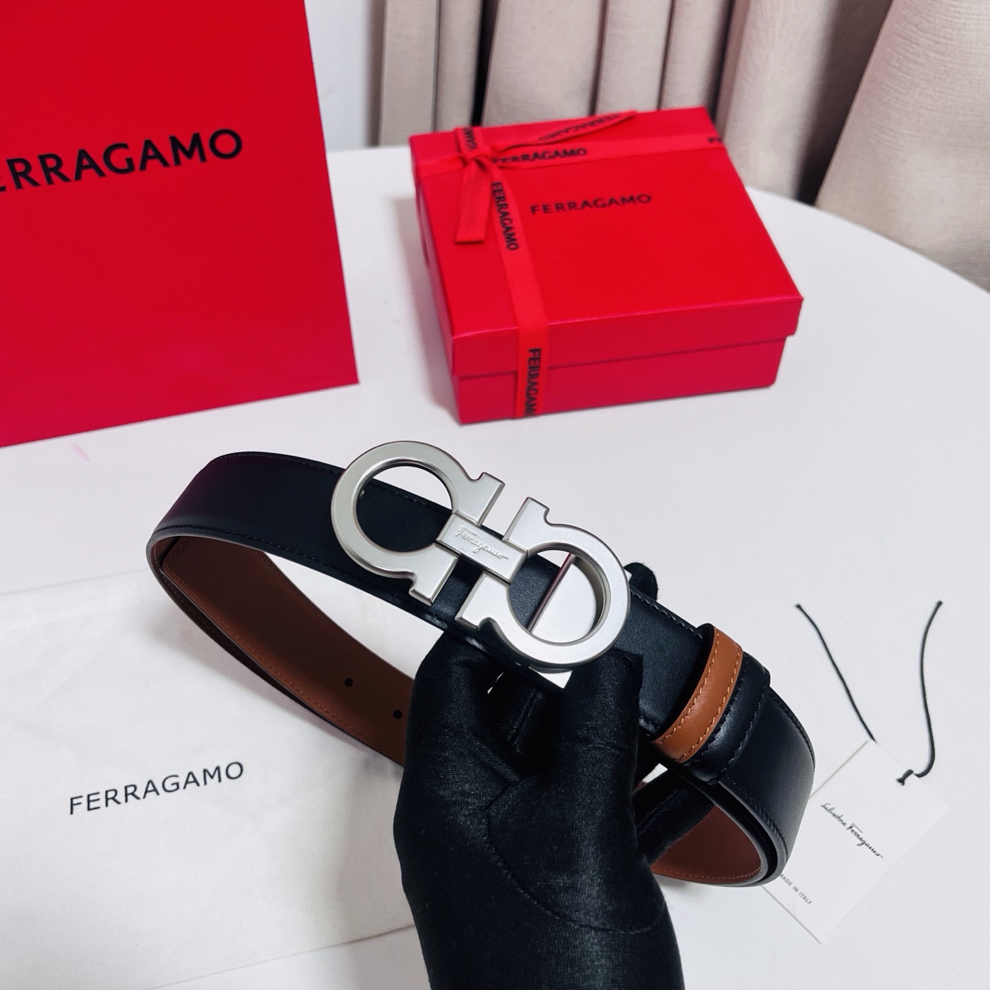 Ferragamo，菲拉格慕 ，宽度3.5cm 可双面使用 自行选择搭配 真材实料 很有质感 时尚经典不失风范  搭配精