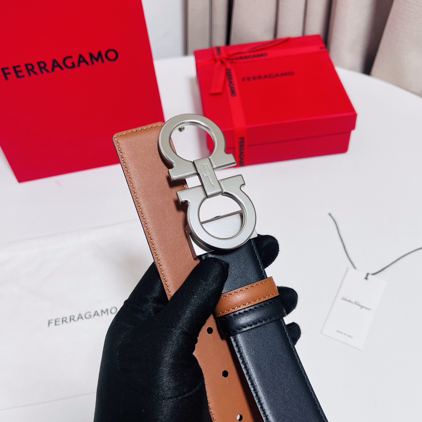 Ferragamo，菲拉格慕 ，宽度3.5cm 可双面使用 自行选择搭配 真材实料 很有质感 时尚经典不失风范  搭配精