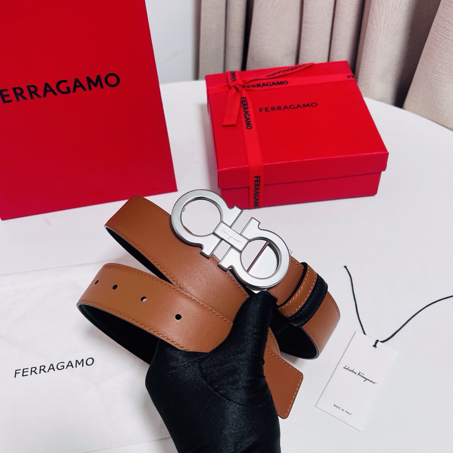 Ferragamo，菲拉格慕 ，宽度3.5cm 可双面使用 自行选择搭配 真材实料 很有质感 时尚经典不失风范  搭配精