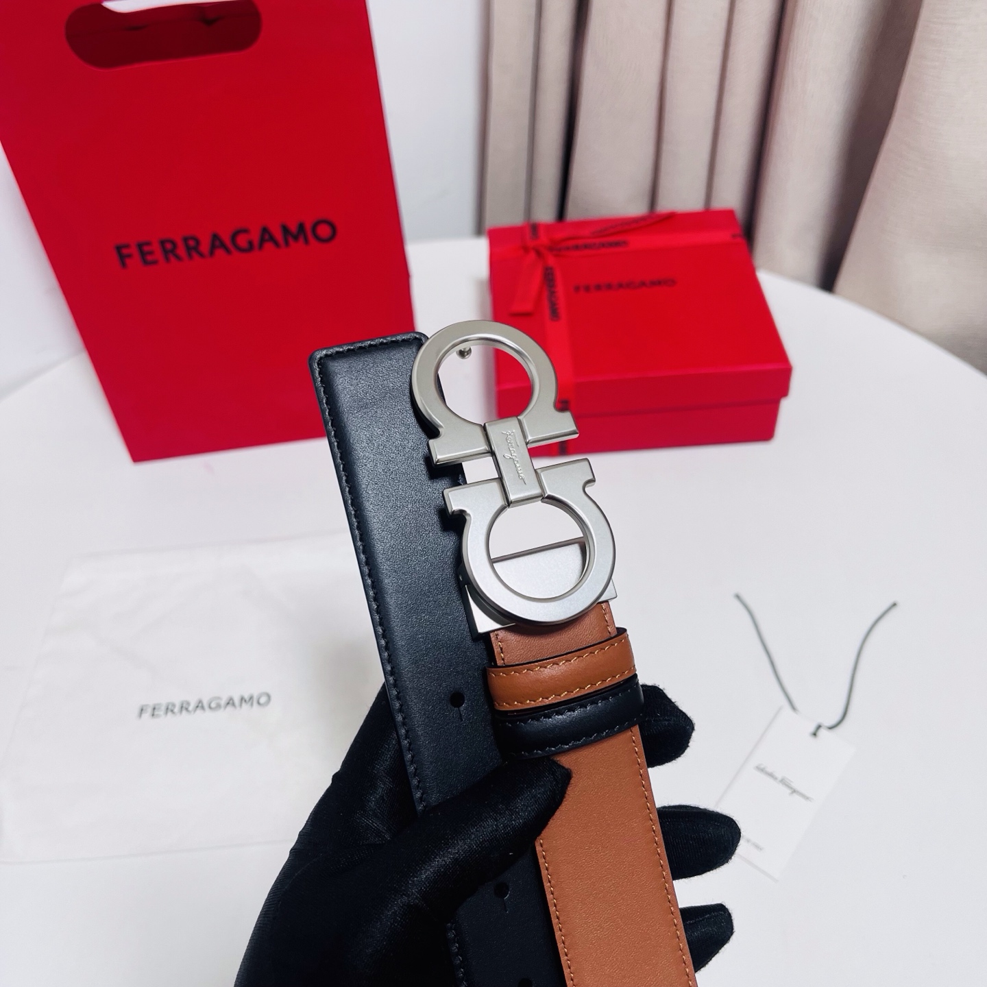Ferragamo，菲拉格慕 ，宽度3.5cm 可双面使用 自行选择搭配 真材实料 很有质感 时尚经典不失风范  搭配精