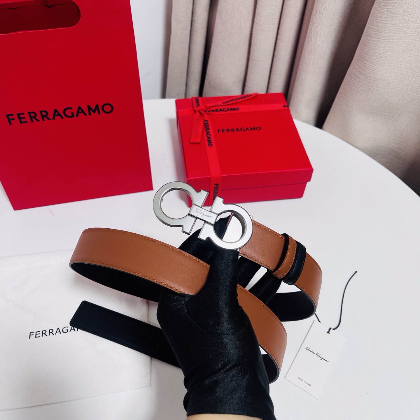 Ferragamo，菲拉格慕 ，宽度3.5cm 可双面使用 自行选择搭配 真材实料 很有质感 时尚经典不失风范  搭配精