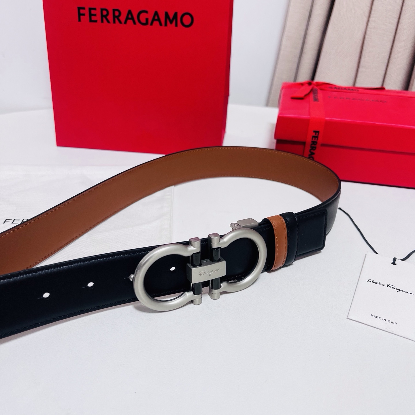 Ferragamo，菲拉格慕 ，宽度3.5cm 可双面使用 自行选择搭配 真材实料 很有质感 时尚经典不失风范  搭配精