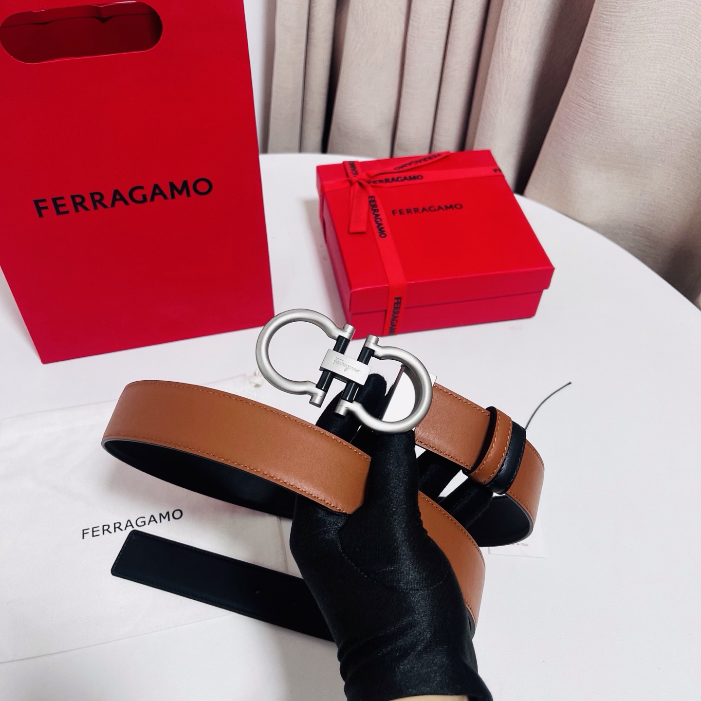 Ferragamo，菲拉格慕 ，宽度3.5cm 可双面使用 自行选择搭配 真材实料 很有质感 时尚经典不失风范  搭配精