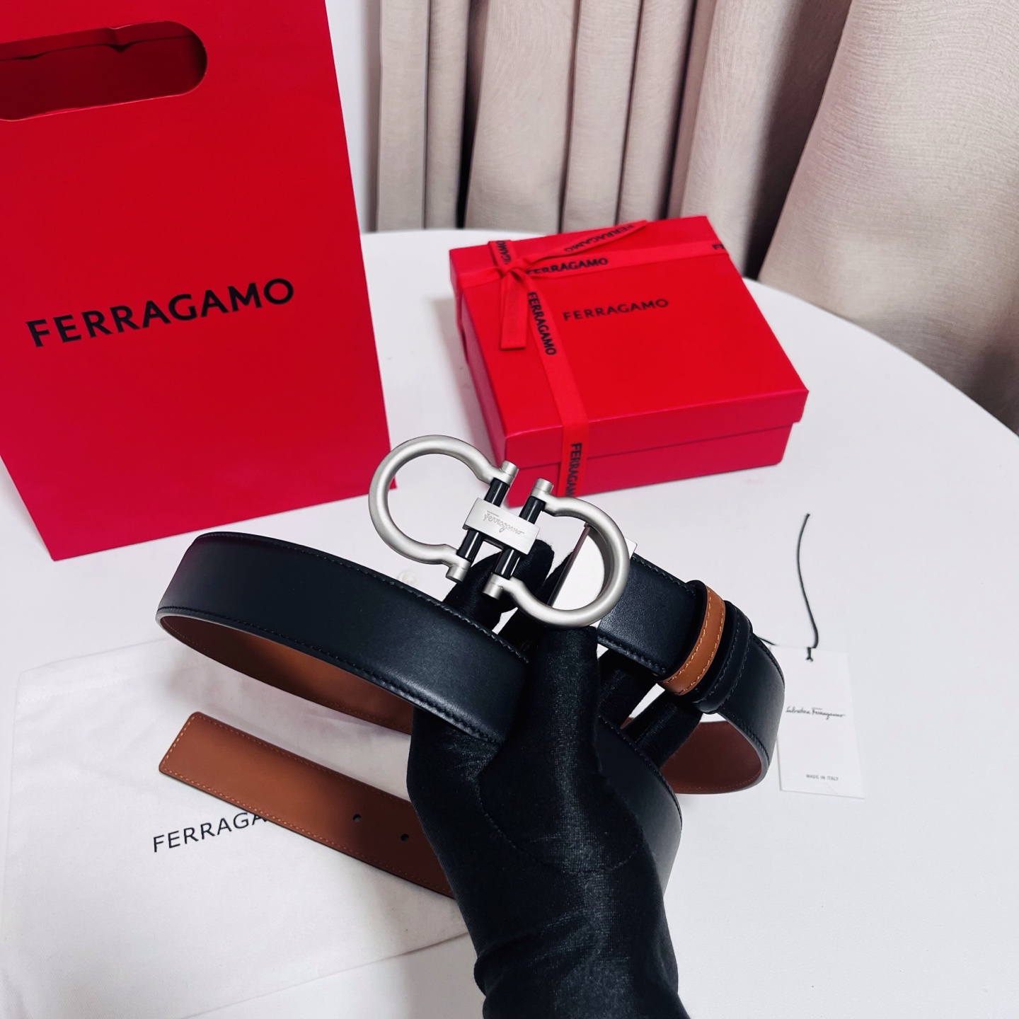 Ferragamo，菲拉格慕 ，宽度3.5cm 可双面使用 自行选择搭配 真材实料 很有质感 时尚经典不失风范  搭配精
