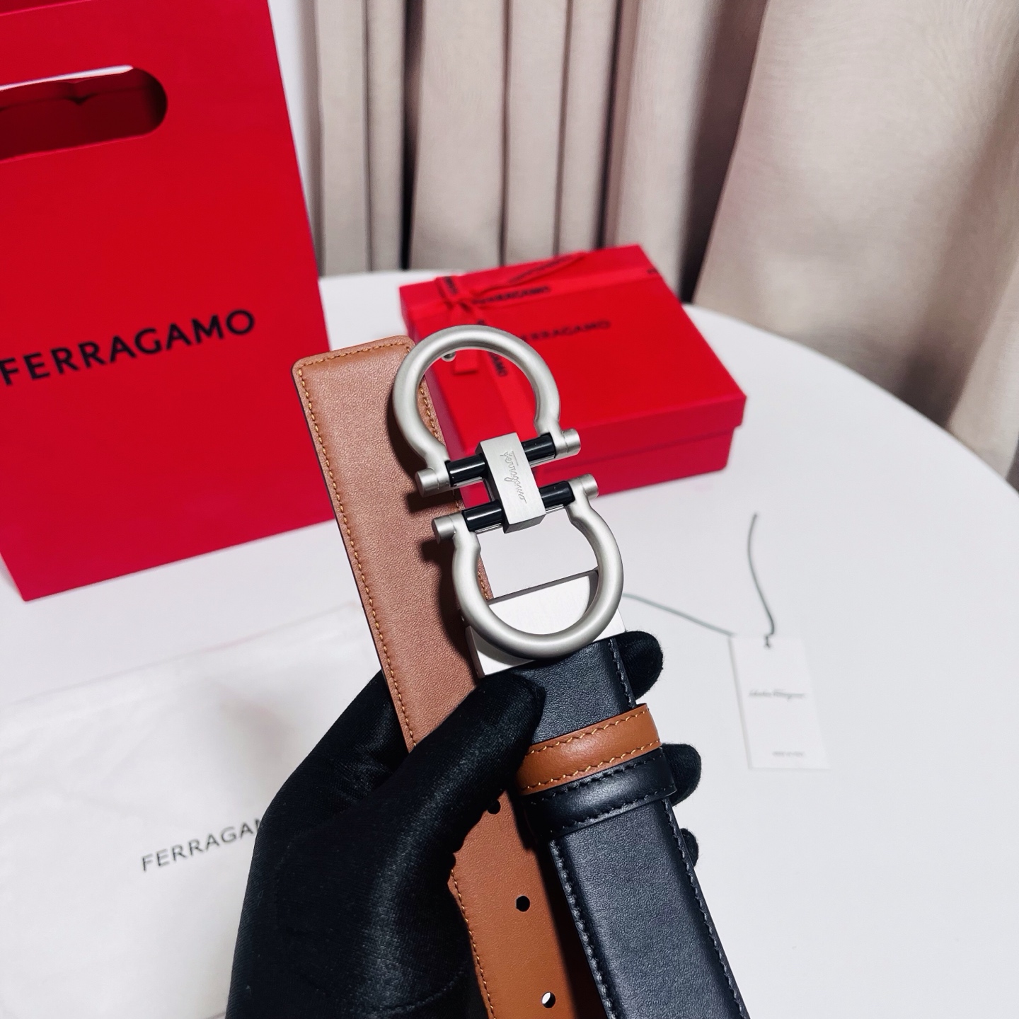 Ferragamo，菲拉格慕 ，宽度3.5cm 可双面使用 自行选择搭配 真材实料 很有质感 时尚经典不失风范  搭配精