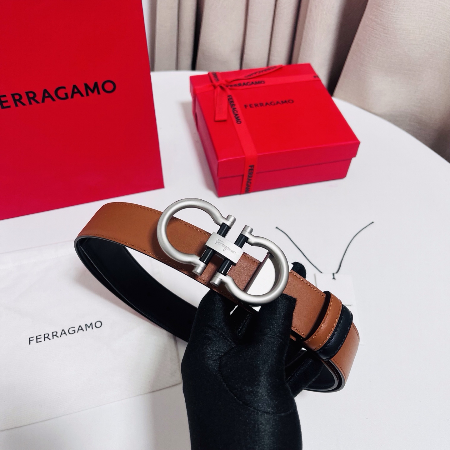 Ferragamo，菲拉格慕 ，宽度3.5cm 可双面使用 自行选择搭配 真材实料 很有质感 时尚经典不失风范  搭配精