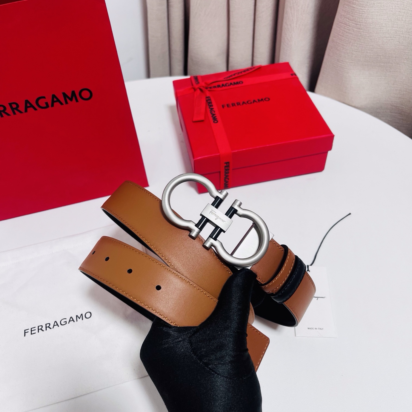 Ferragamo，菲拉格慕 ，宽度3.5cm 可双面使用 自行选择搭配 真材实料 很有质感 时尚经典不失风范  搭配精