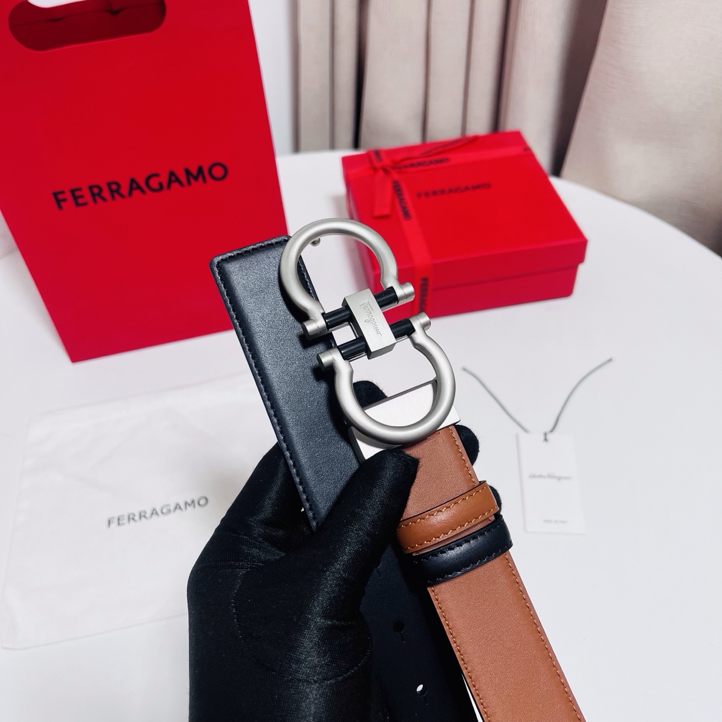 Ferragamo，菲拉格慕 ，宽度3.5cm 可双面使用 自行选择搭配 真材实料 很有质感 时尚经典不失风范  搭配精
