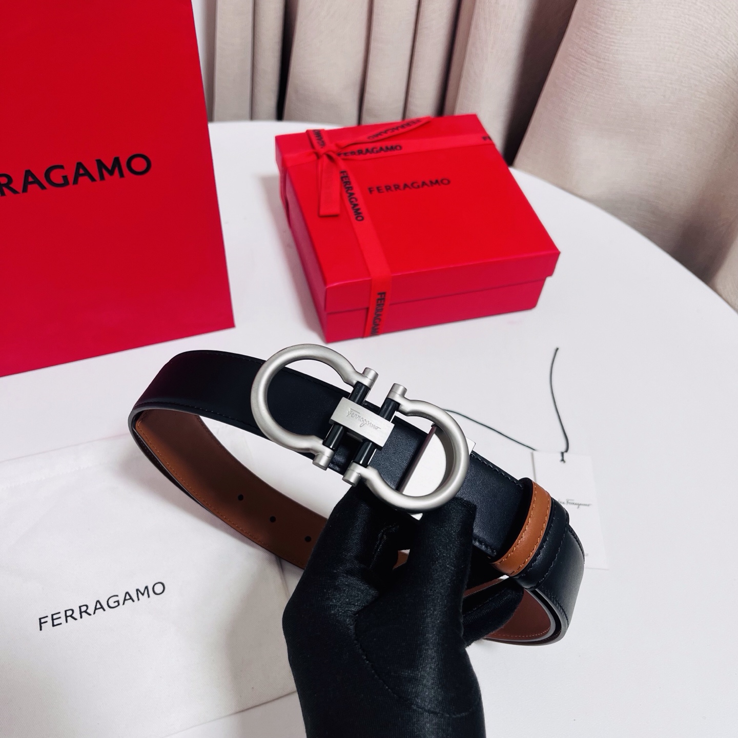 Ferragamo，菲拉格慕 ，宽度3.5cm 可双面使用 自行选择搭配 真材实料 很有质感 时尚经典不失风范  搭配精